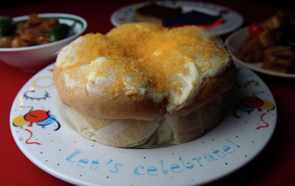 Review Lily's Philippine Restaurant & Bakery