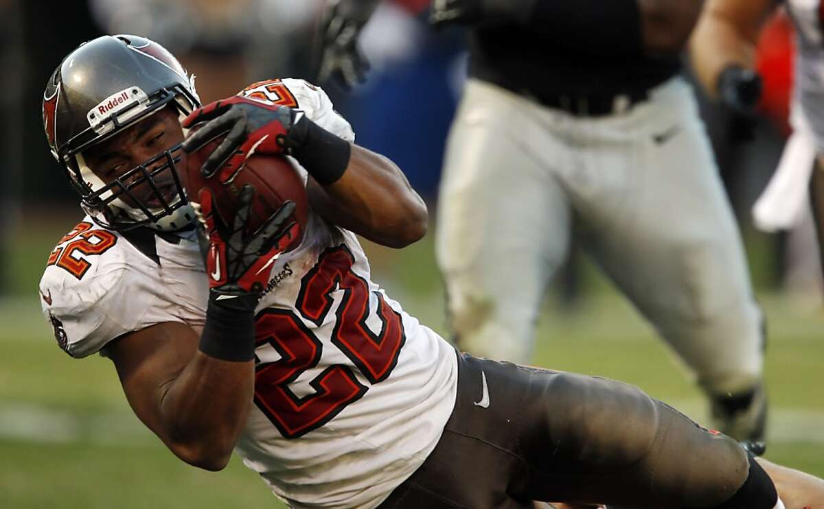 Oakland Raiders running back Doug Martin (28) celebrates his