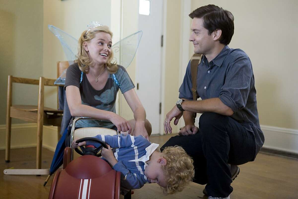 ELIZABETH BANKS as Nealy Lang and TOBEY MAGUIRE as Jeff Lang in THE DETAILS