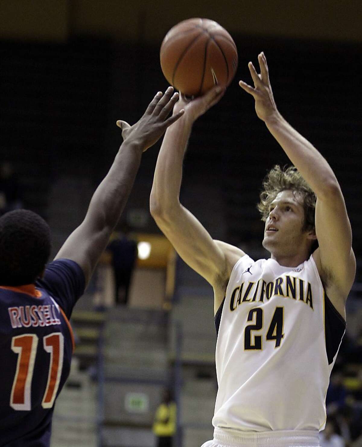 California's Ricky Kreklow shoots over Pepperdine's Atif Russell during the second half of an NCAA college basketball game Tuesday, Nov. 13, 2012, in Berkeley, Calif. (AP Photo/Ben Margot)