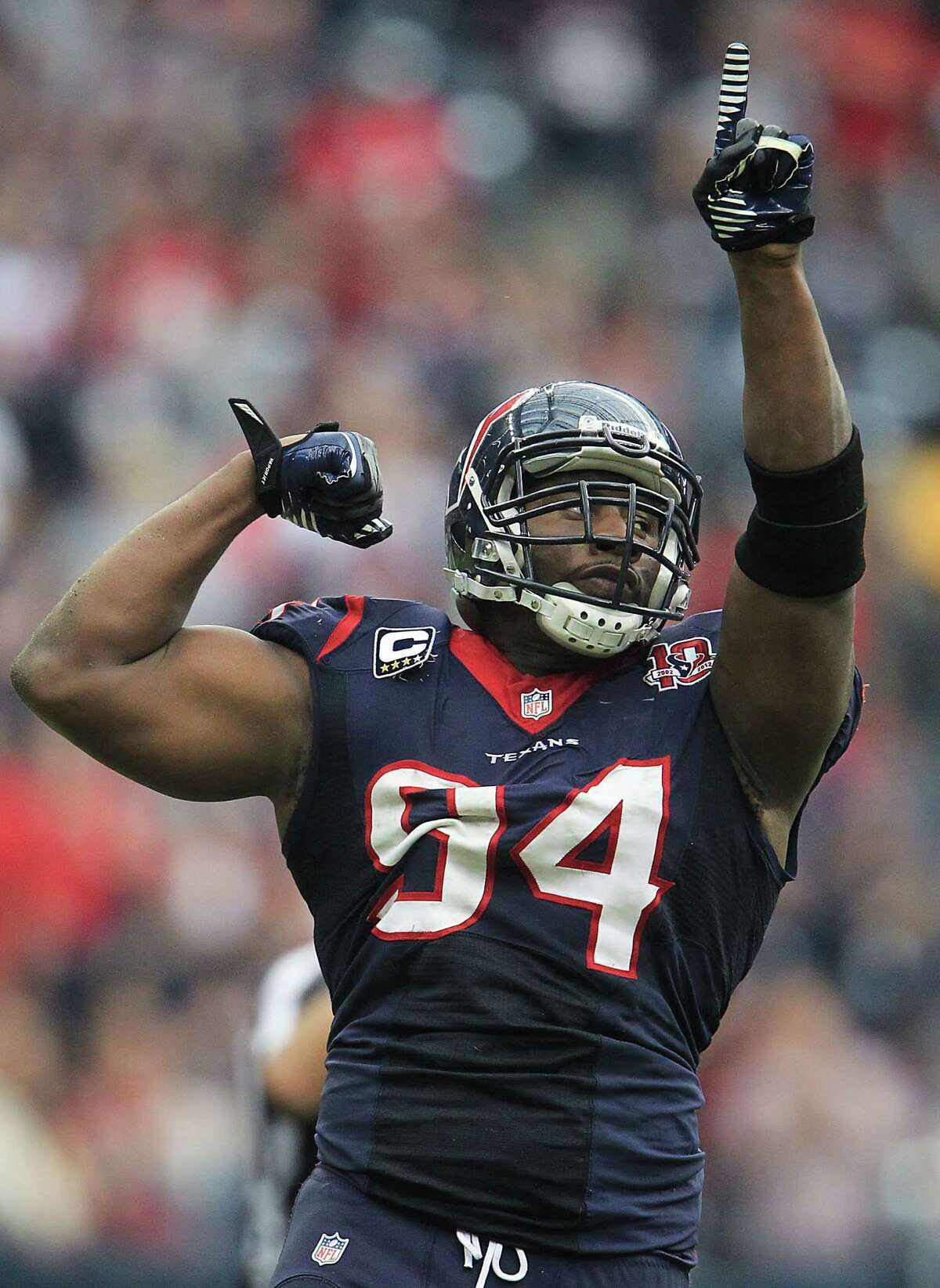 Houston Texans Antonio Smith grabs ahold of Philadelphia Eagles