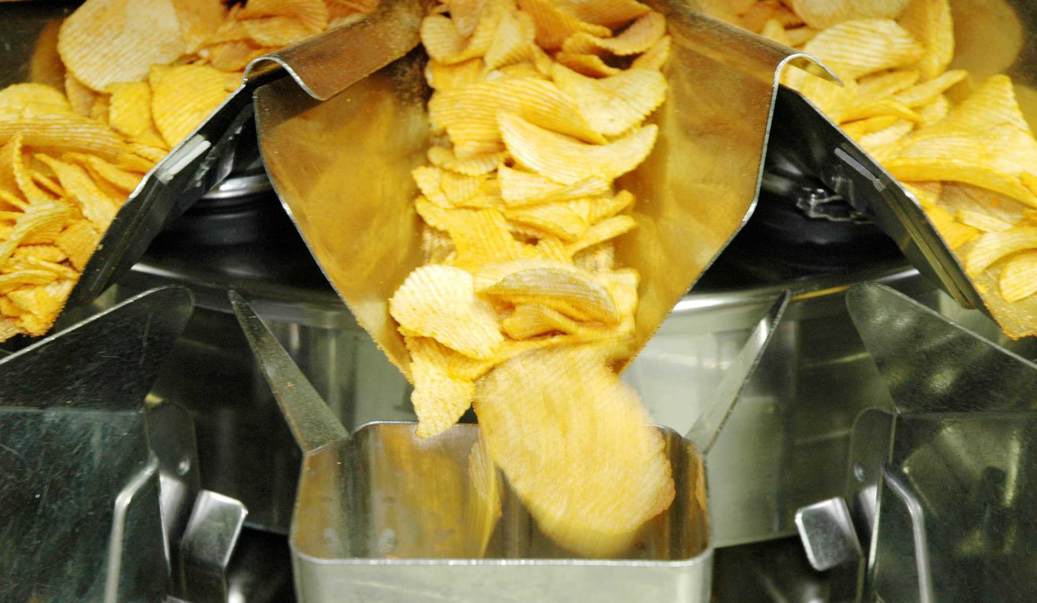 Чипсы и газировка. День рождения картофельных чипсов. Чипсы на конвейере. Картофельные чипсы фото.
