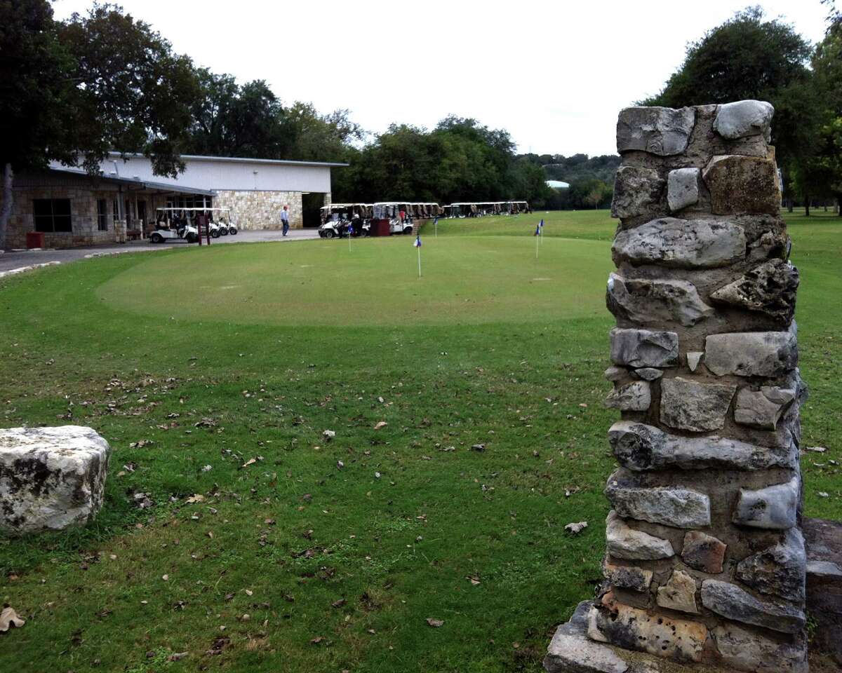 Landa Park Golf Course in New Braunfels has two practice putting & chipping greens and the clubhouse boasts a pro shop, grill and meeting rooms.