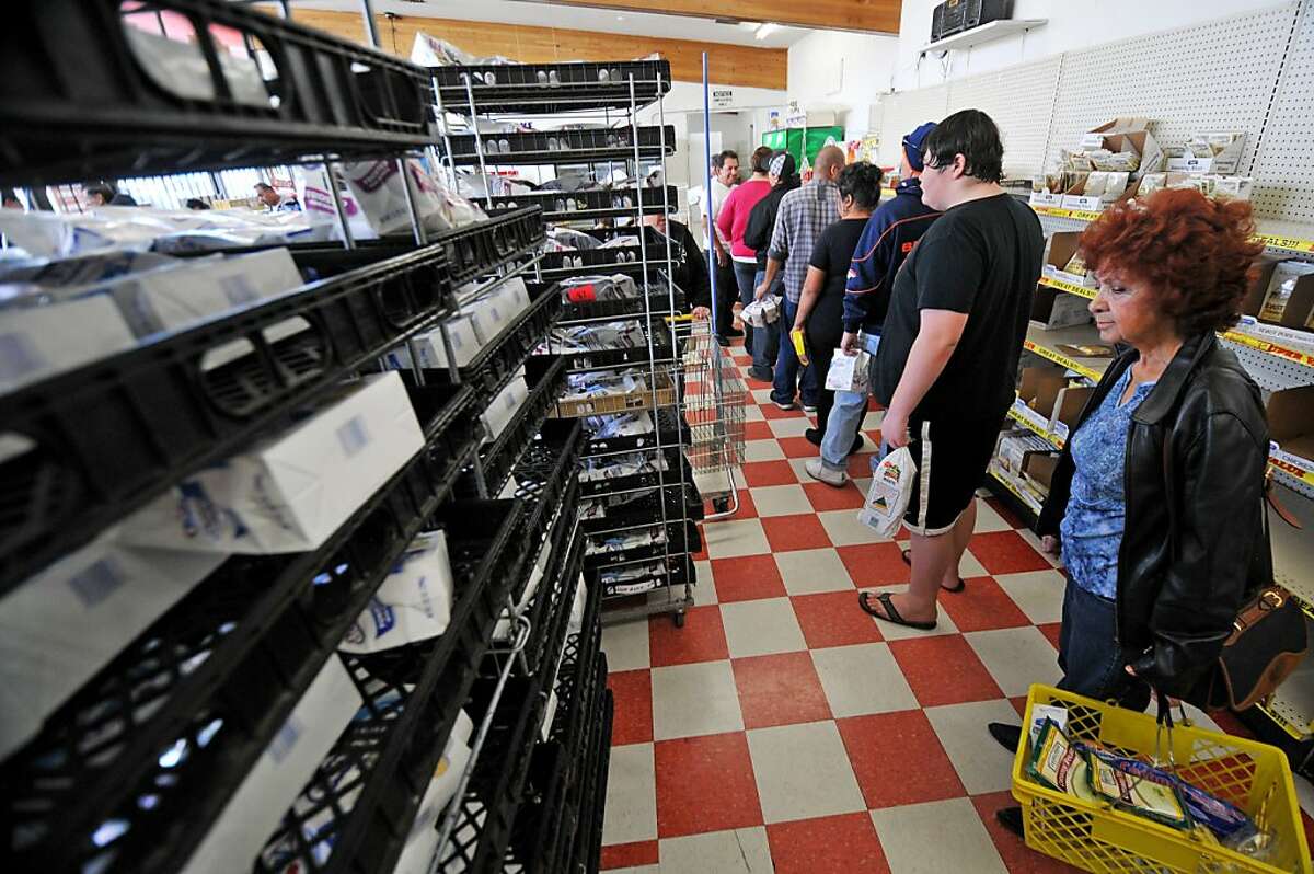 A long line of customers wait to buy Hostess brand products at the Hostess Bakery Outlet store in Victorville, Calif, on Saturday, Nov. 17, 2012, after Hostess Brands Inc. announced on Friday that they will go out of business. (AP Photo/The Victor Valley Daily Press, David Pardo)