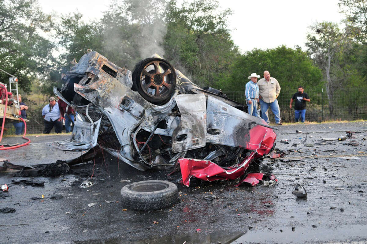 2 killed in fiery crash near Poteet