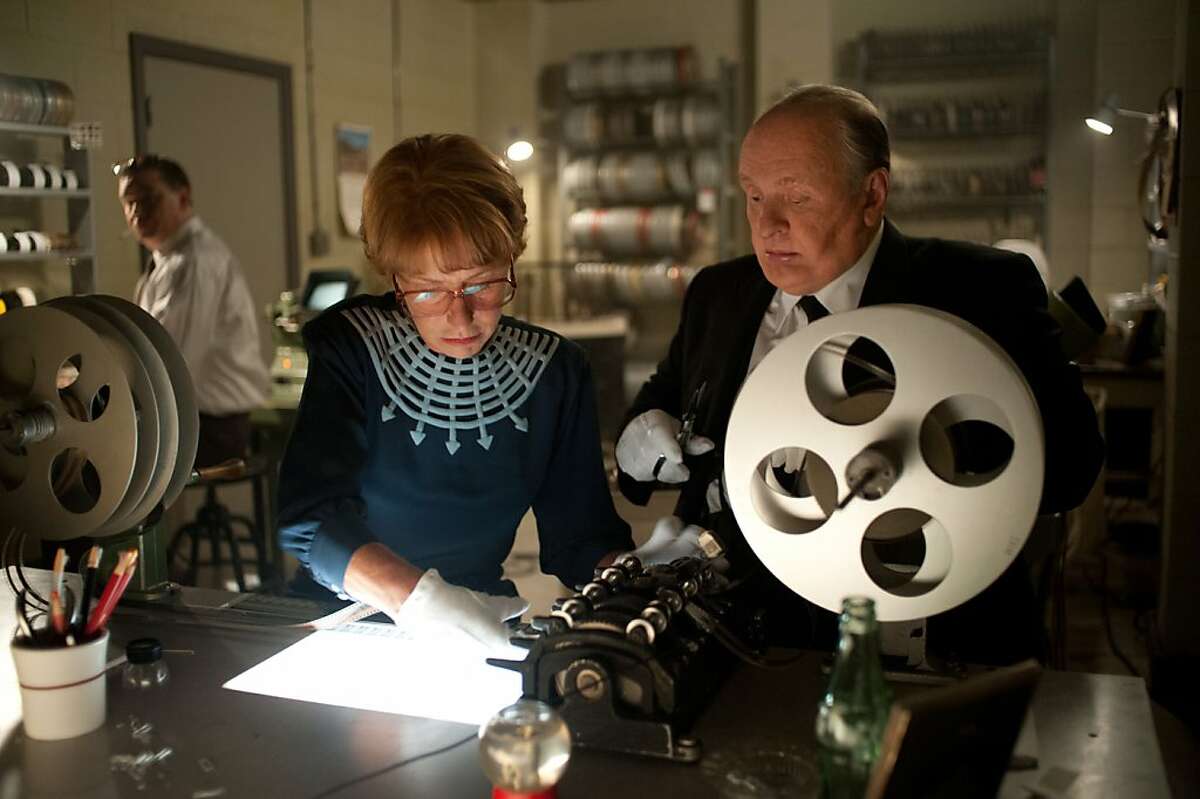 Helen Mirren as ?’Alma Reville?“ and Anthony Hopkins as ?’Alfred Hitchcock" on the set of HITCHCOCK.