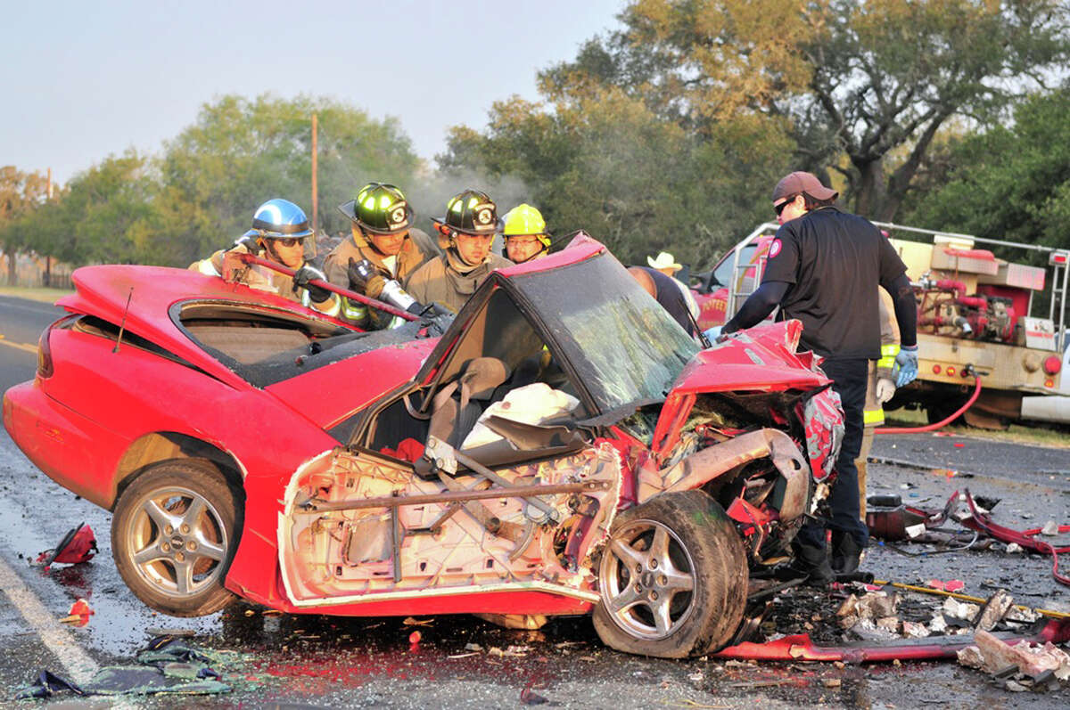 2 killed in fiery crash near Poteet