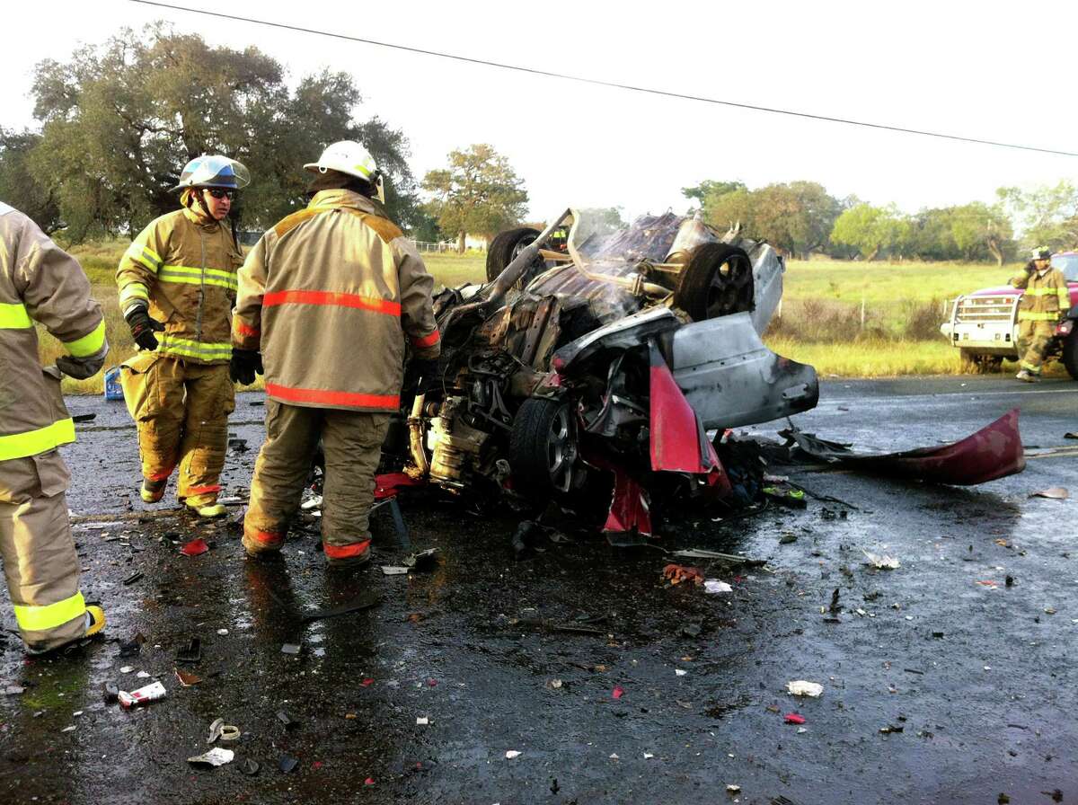 2 killed in fiery crash near Poteet