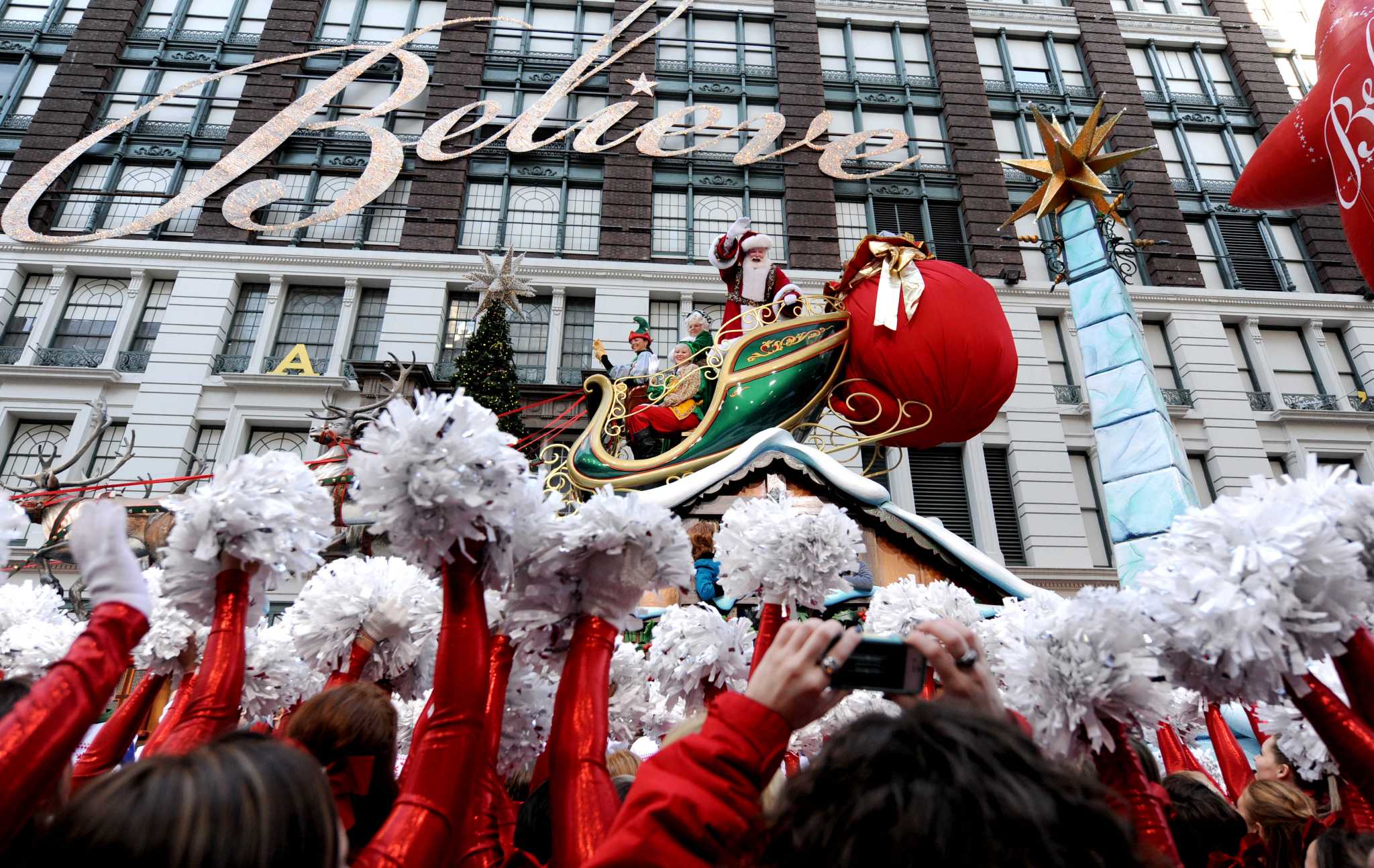 19 февраля праздник в сша. Парад Мэйси. Парад Мэйси на день Благодарения. Парад на день Благодарения в Нью-Йорке. Традиционный парад Macy’s в Нью-Йорке.