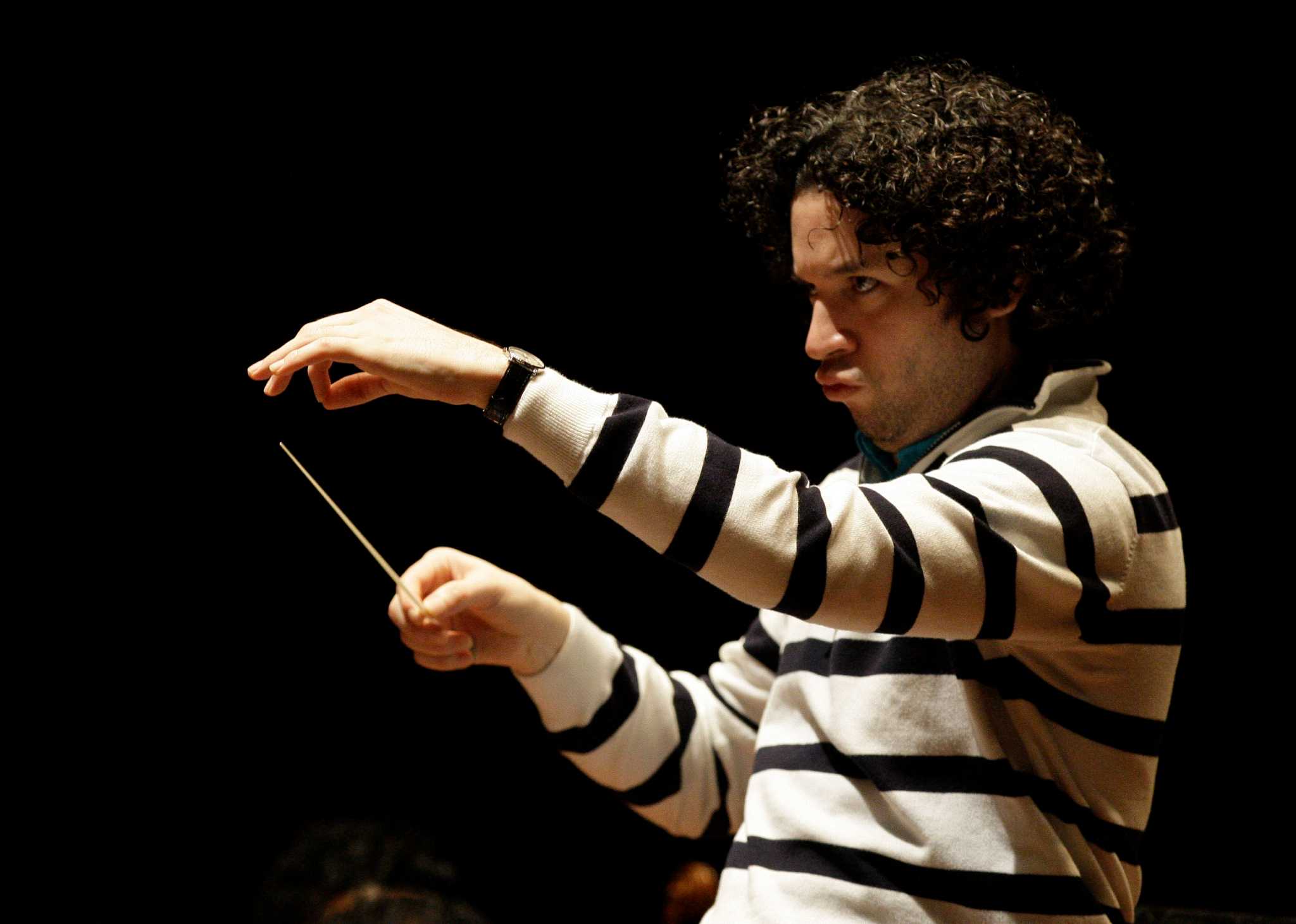 symphonies-turn-to-young-conductors