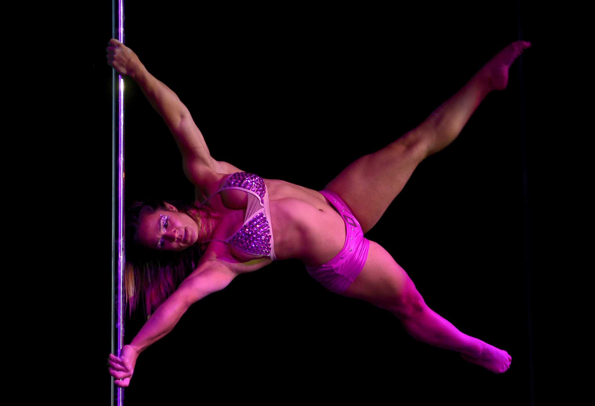 BBW pole dancers