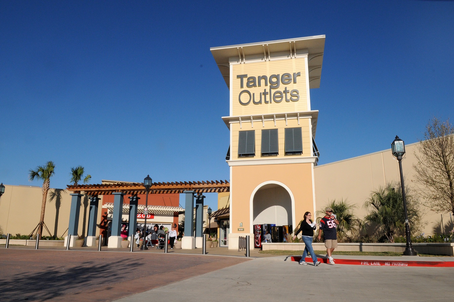 under armor tanger outlet hours