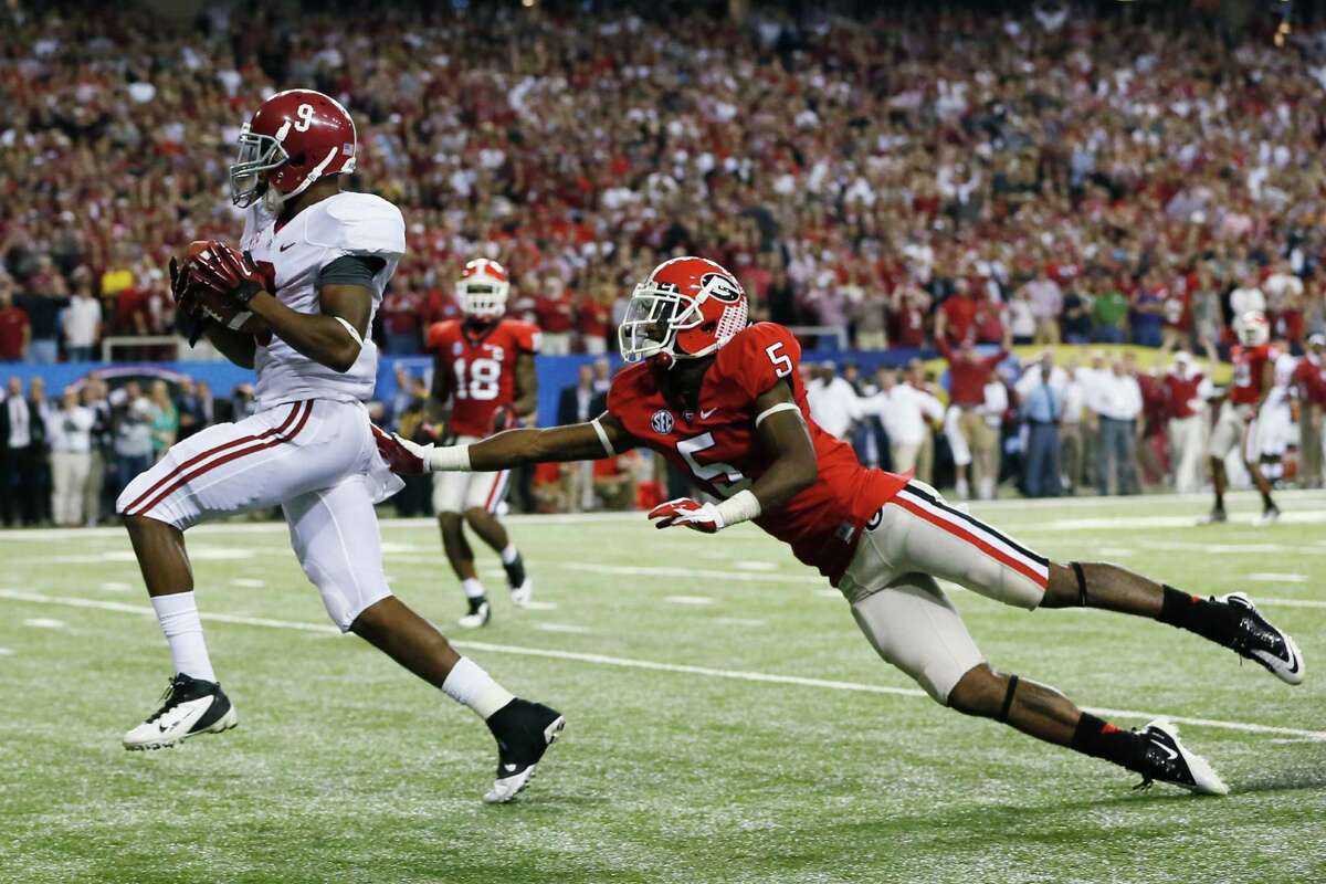 ATLANTA, GA - DECEMBER 01: Wide receiver Amari Cooper #9 of the Alabama Crimson Tide catches a fourth quarter touchdown pass in front of defensive back Damian Swann #5 of the Georgia Bulldogs during the SEC Championship Game at the Georgia Dome on December 1, 2012 in Atlanta, Georgia. (Photo by Kevin C. Cox/Getty Images)