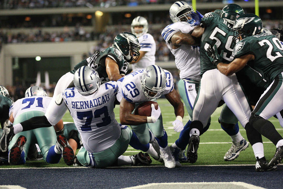 Cowboys running back DeMarco Murray (29), sidelined the previous six games by an injury, goes up the middle for a TD.