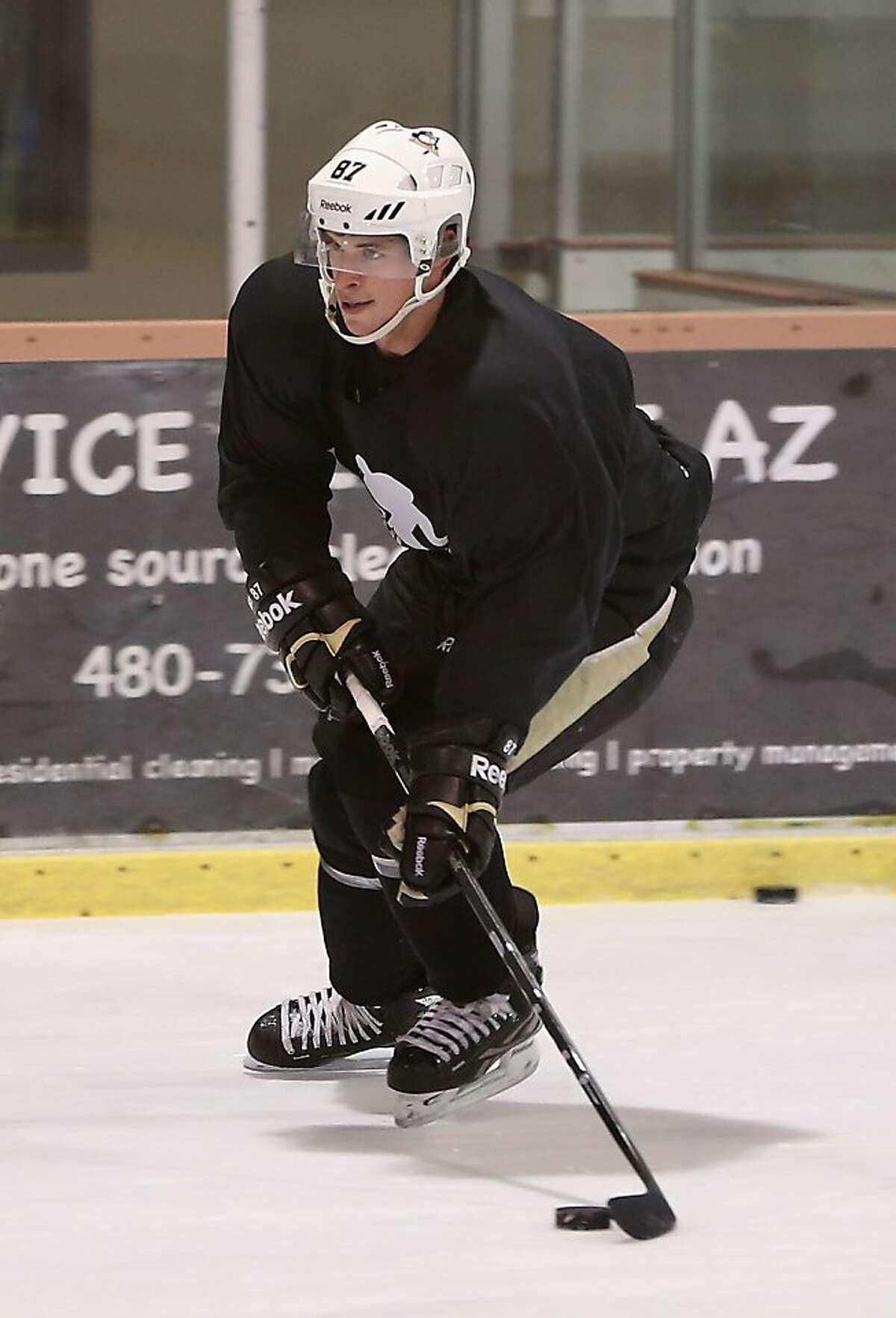 SCOTTSDALE, AZ - DECEMBER 03: Sidney Crosby #87 of the Pittsburgh Penguins participates in a workout at the Ice Den on December 3, 2012 in Scottsdale, Arizona. More than a dozen players from around the league that are not able to play during the NHL lockout have been attending workouts at the Phoenix Coyotes practice rink. (Photo by Christian Petersen/Getty Images)