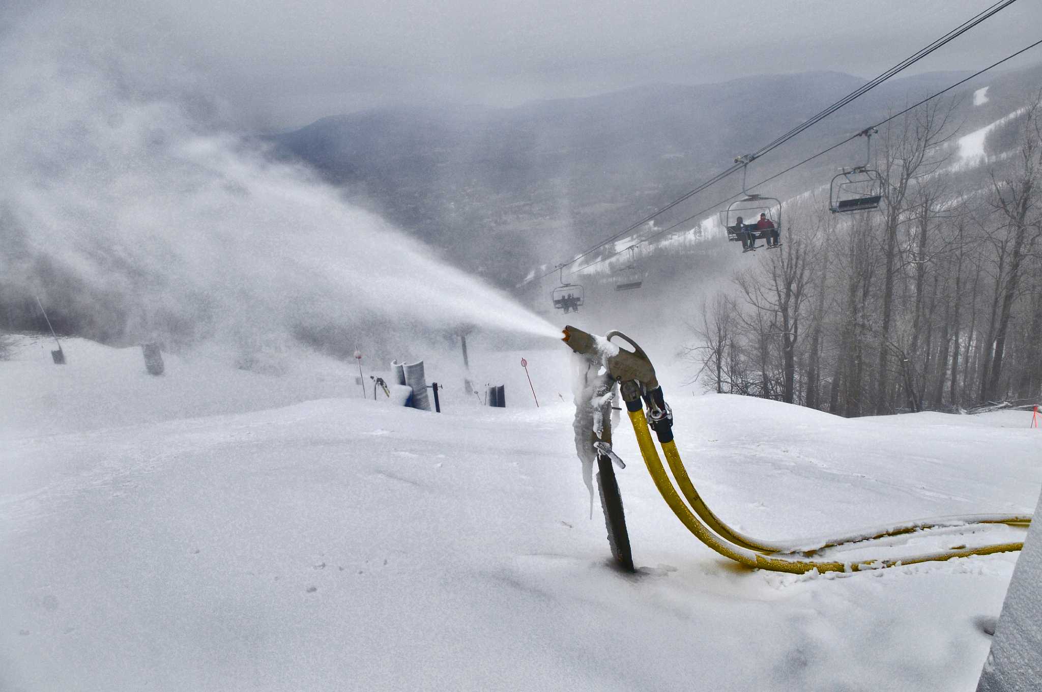 Winter sports enthusiasts push ski industry to fight global warming 