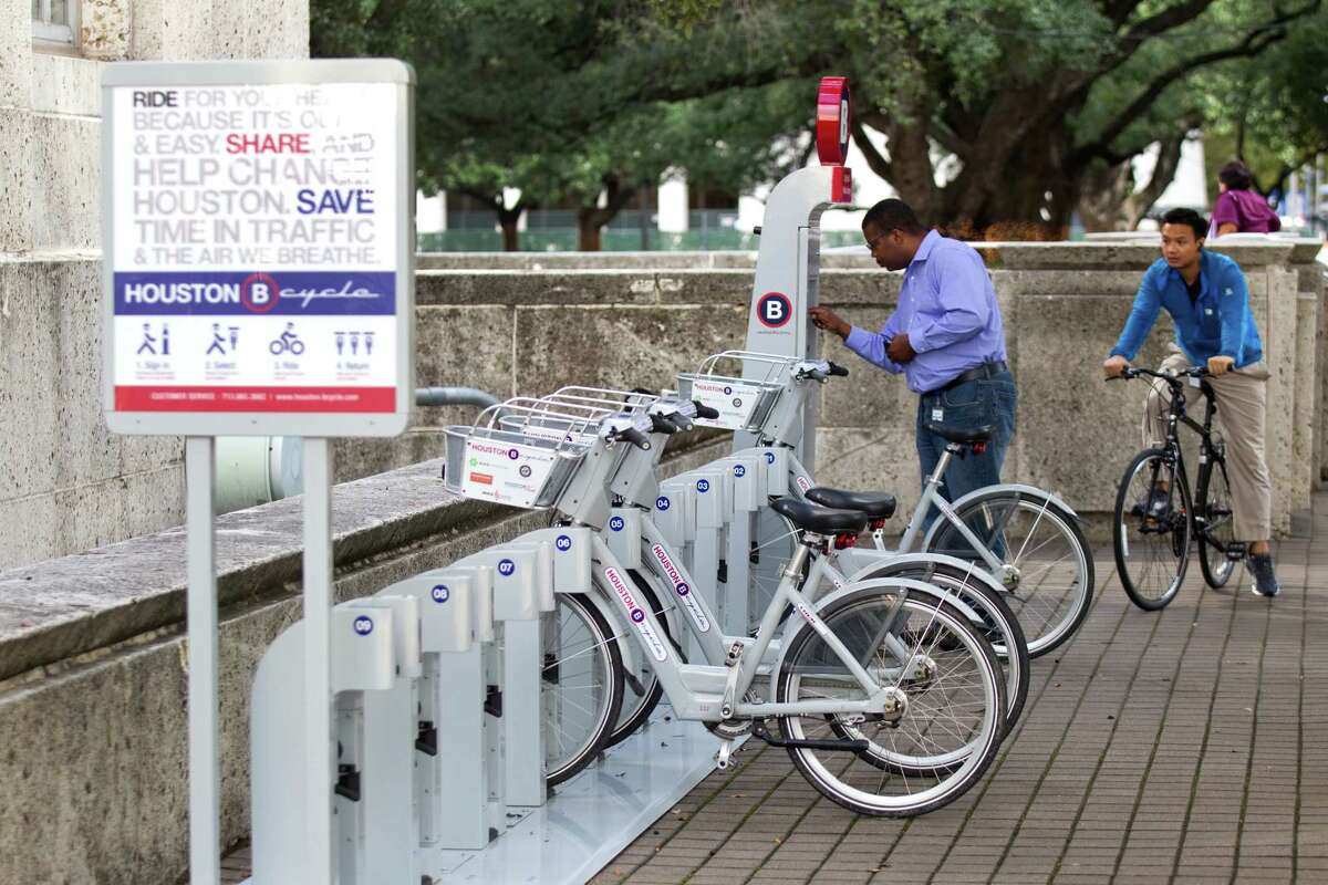 Richard Thomas checks out a B-Cycle rental bicycle on Friday near City Hall. Fees range from $5 for a pass that lasts 90 minutes to a $50 annual membership.