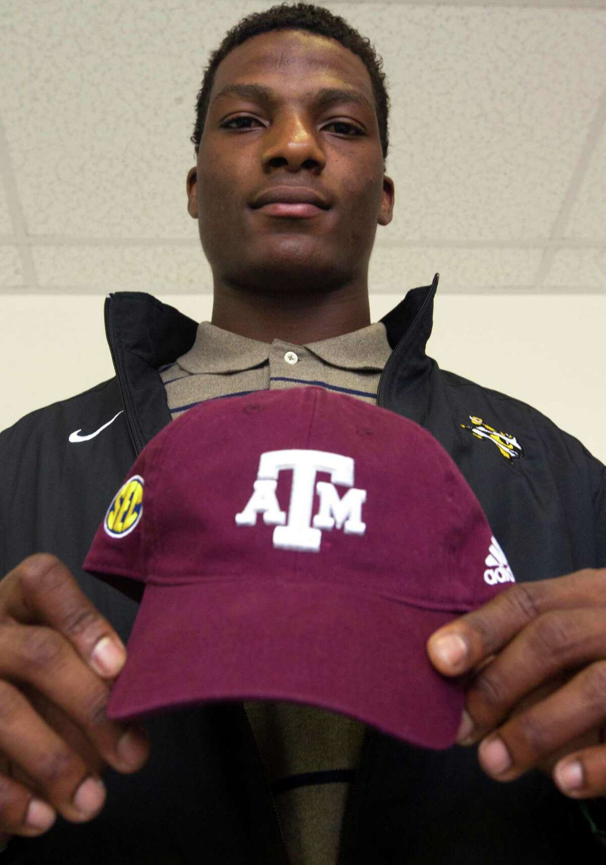 Sealy football star SealsJones commits to A&M