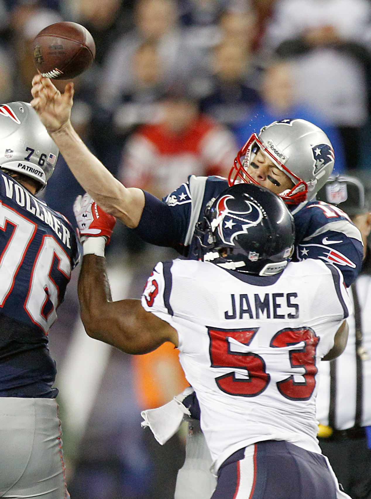 Patriots fans boo Tom Brady as he enters game 