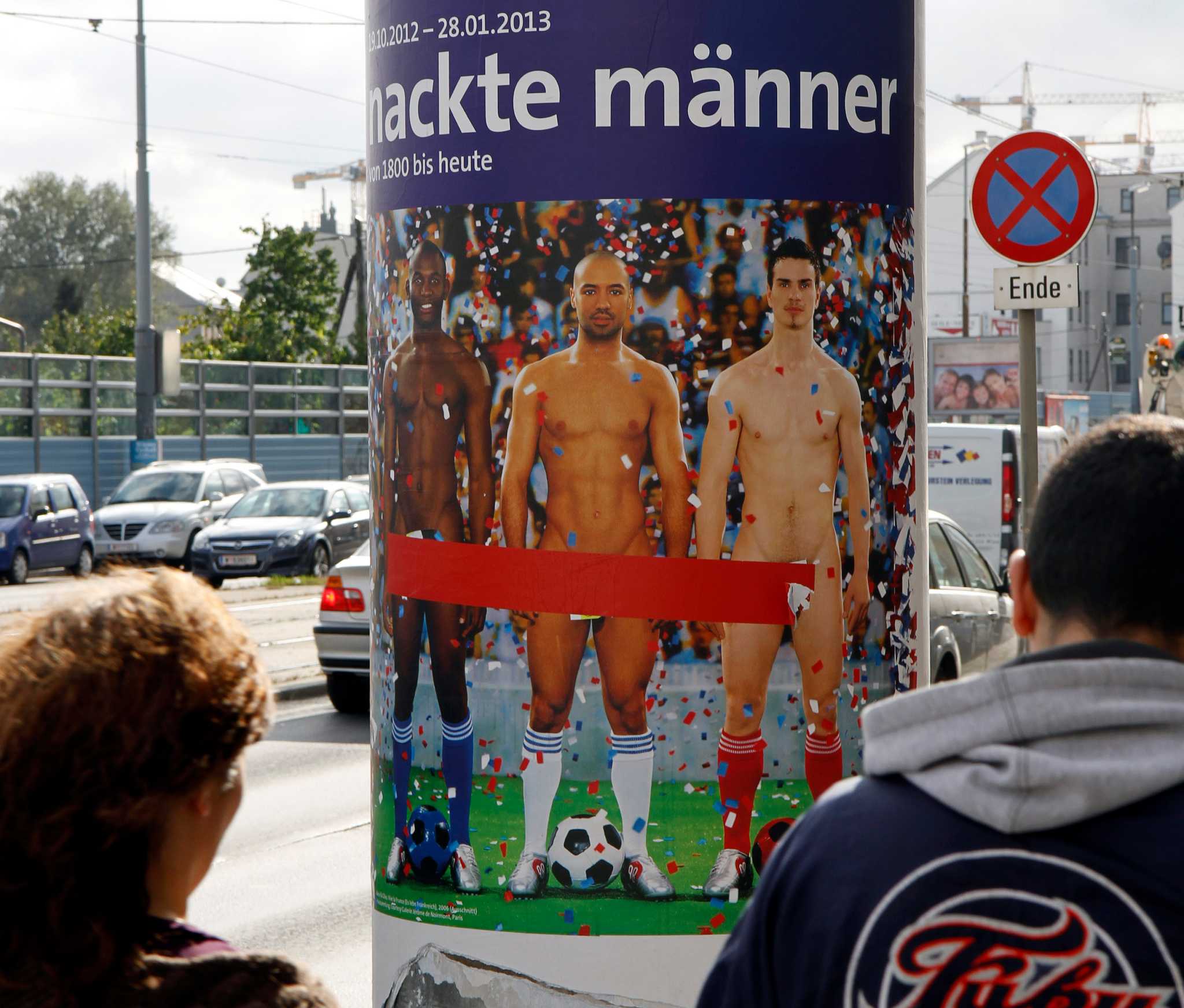 Man strips at Austrian art exhibition of nude men 