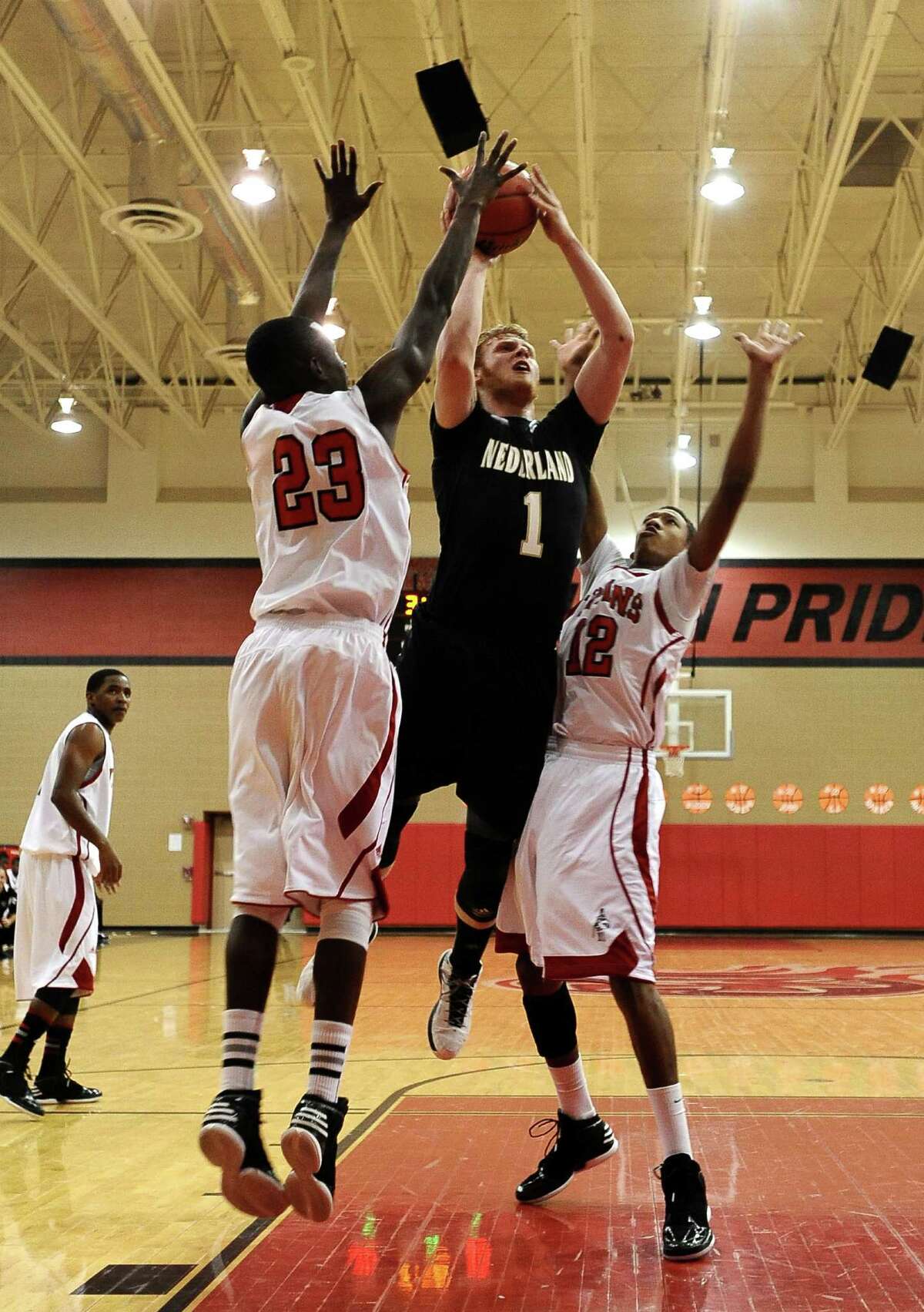 Nederland player loses contact, makes winning free throw