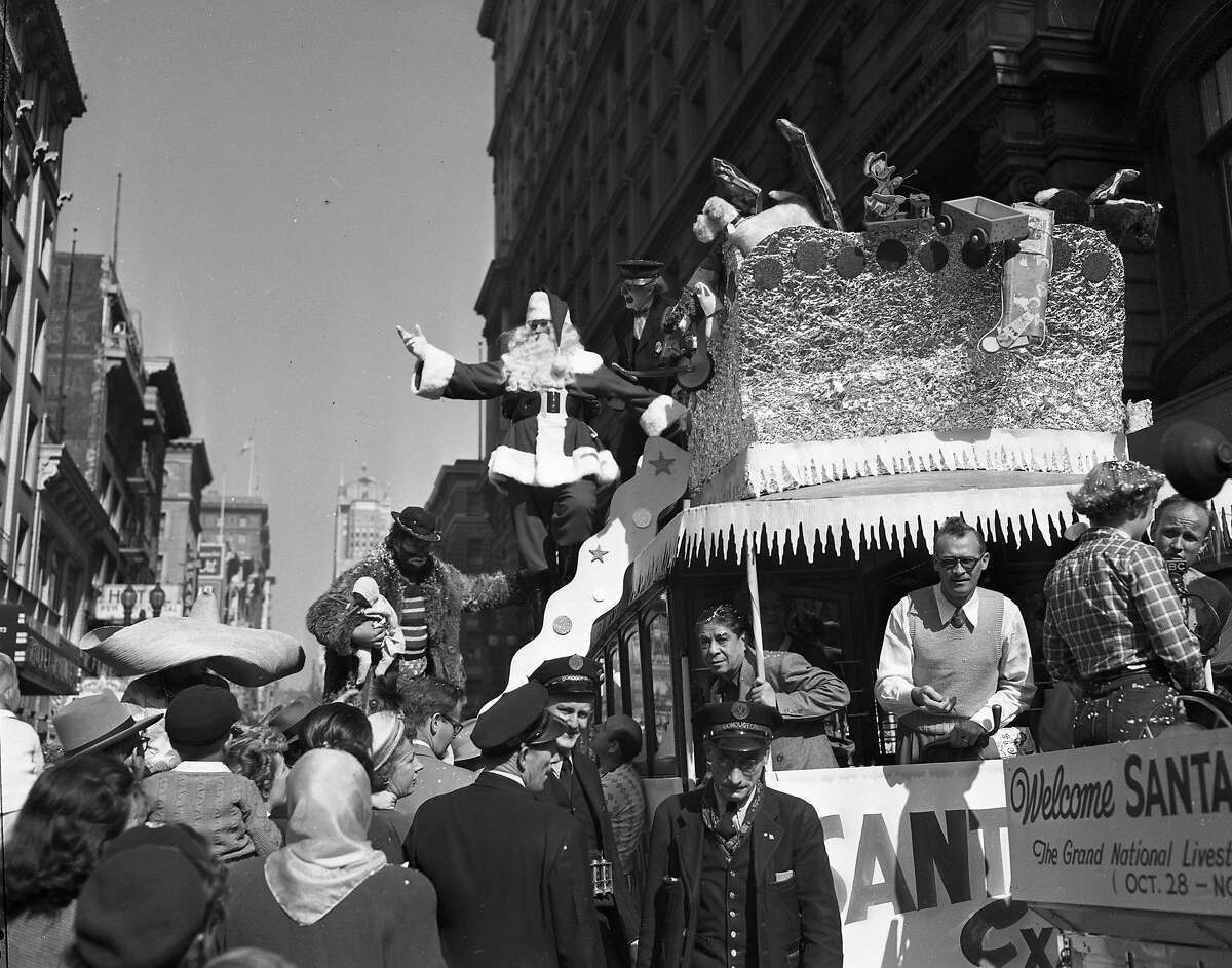 1958年11月18日:圣诞老人在市场街游行后到达旧金山市中心的商场。
