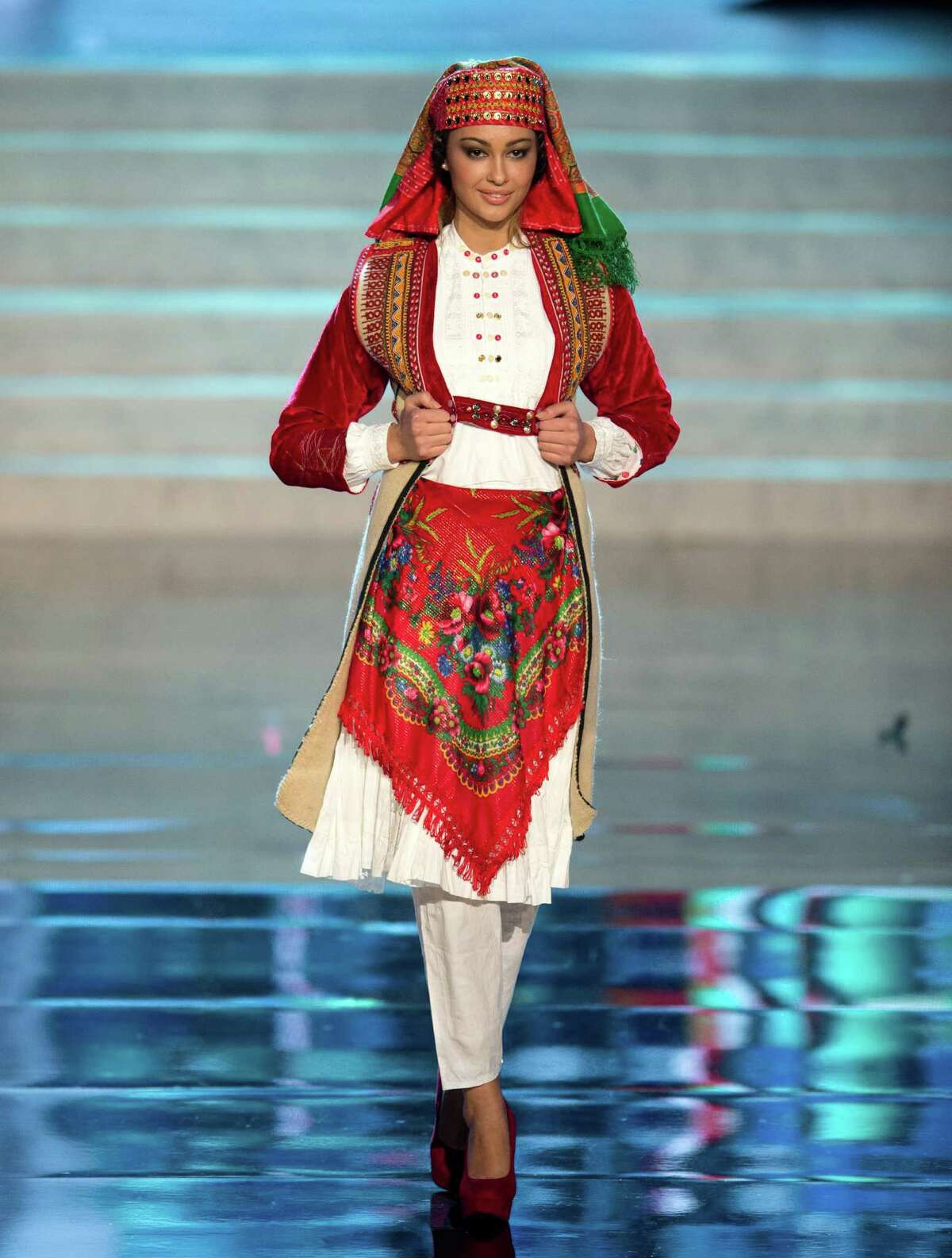 Самый красивый национальный. Балканский национальный костюм. Современное народное платье. Современный народный костюм. Современная одежда с национальным колоритом.