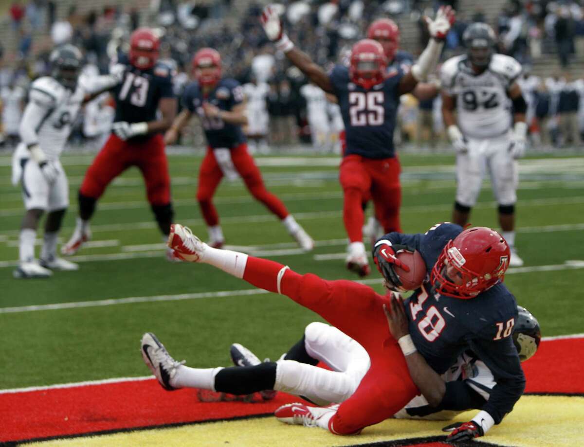 Gildan New Mexico Bowl, Dec. 15: Arizona 49, Nevada 48; University Stadium in Albuquerque, N.M.; Payout: $456,250PHOTO: Arizona's Tyler Slavin comes down with a touchdown catch in the end zone in front of Nevada's Bryson Keeton to tie the game in the closing seconds of the fourth quarter of New Mexico Bowl.