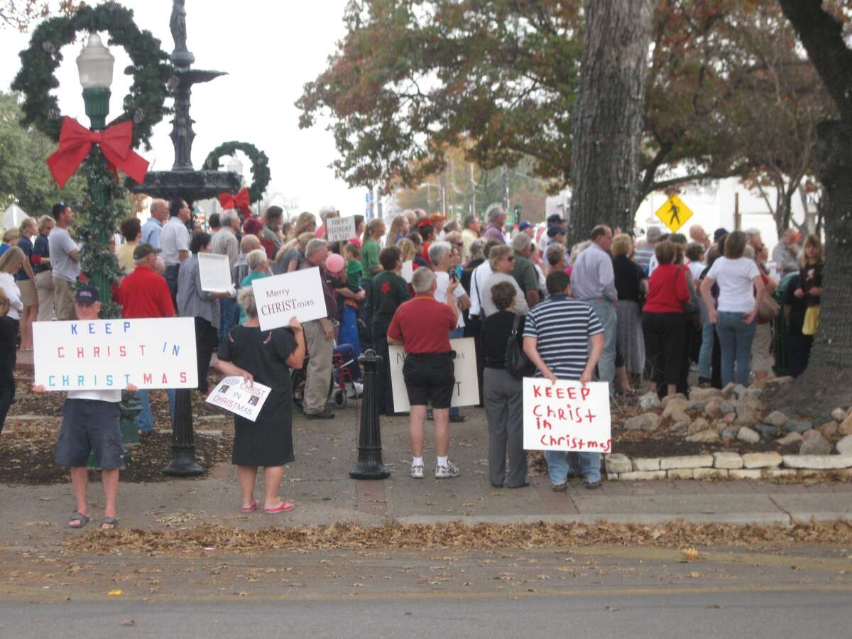 Hundreds of people gathered Wednesday on the New Braunfels' Main Plaza in support of the banners put up by the local Knights of Columbus to remind Christians of the holiday’s focus.