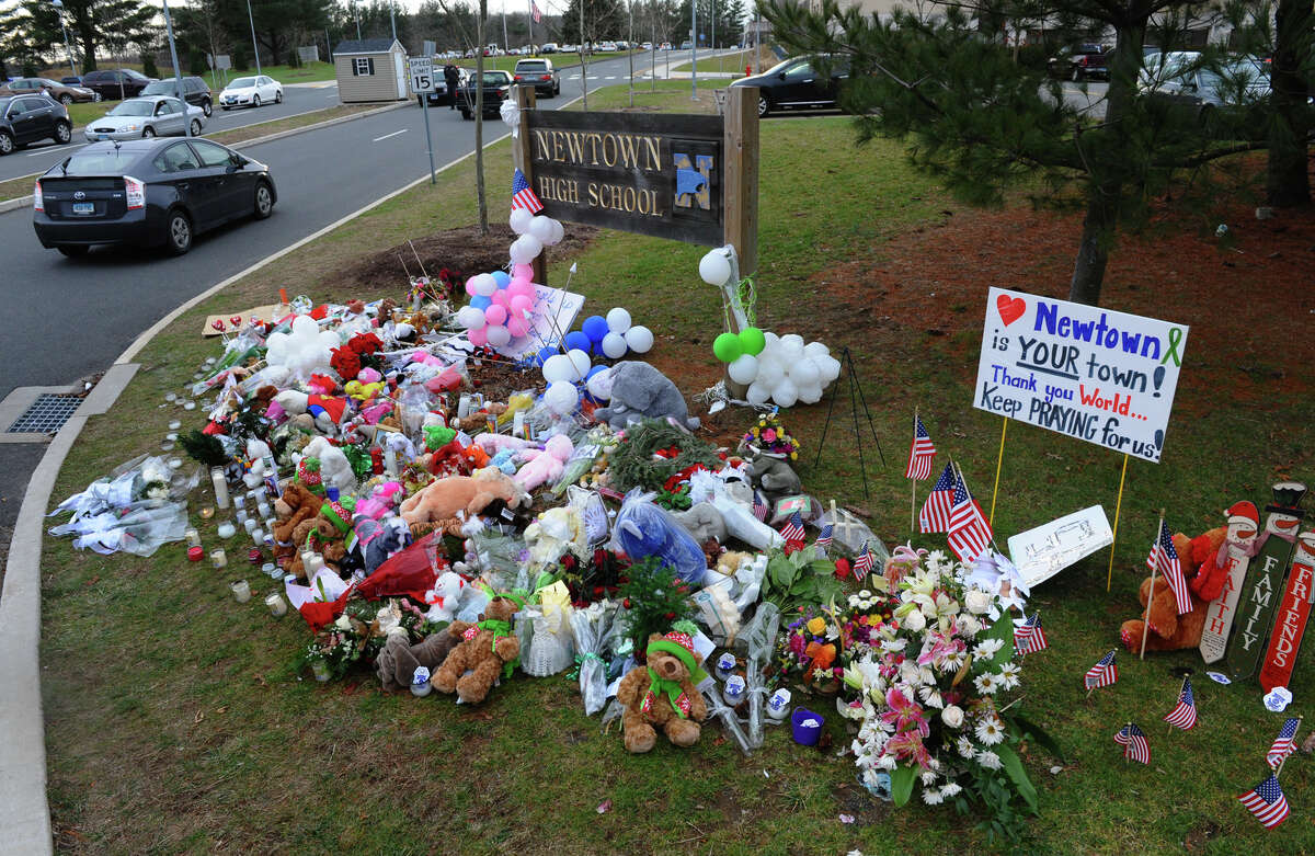 Holder in Newtown to focus on gun violence