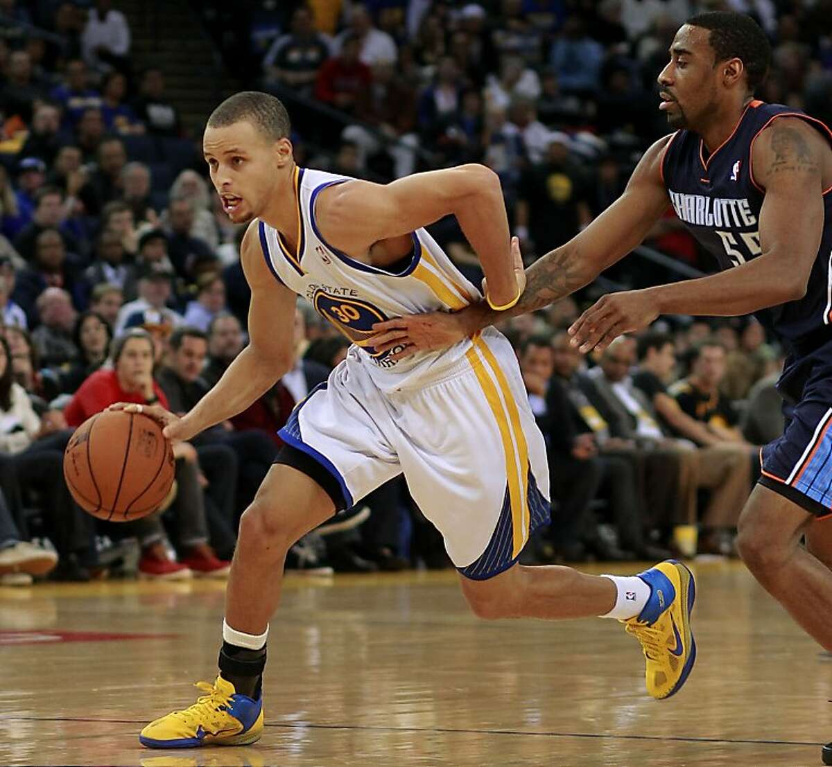 Lee, Curry lead Warriors past Bobcats