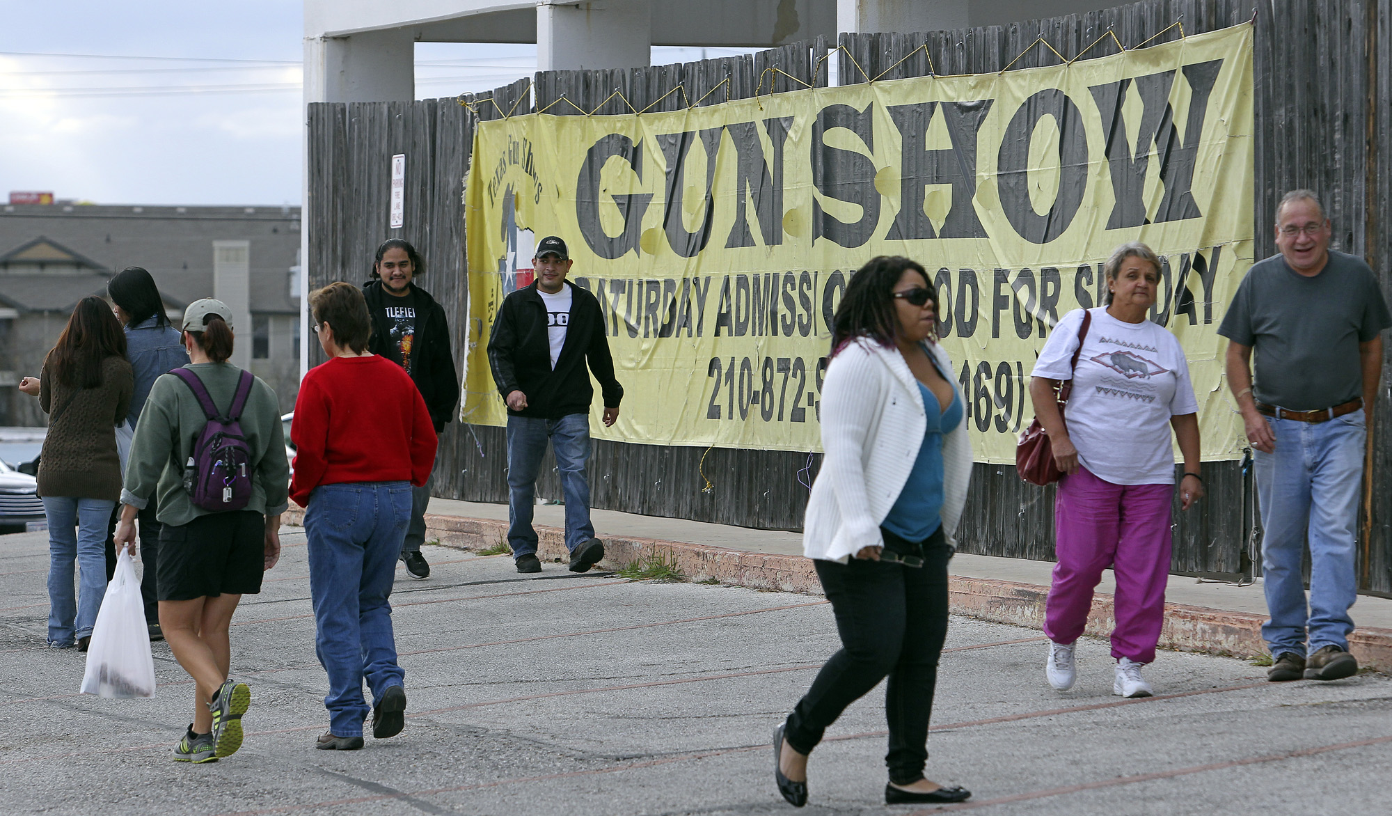 S.A. folks drawn to assault weapons at gun show