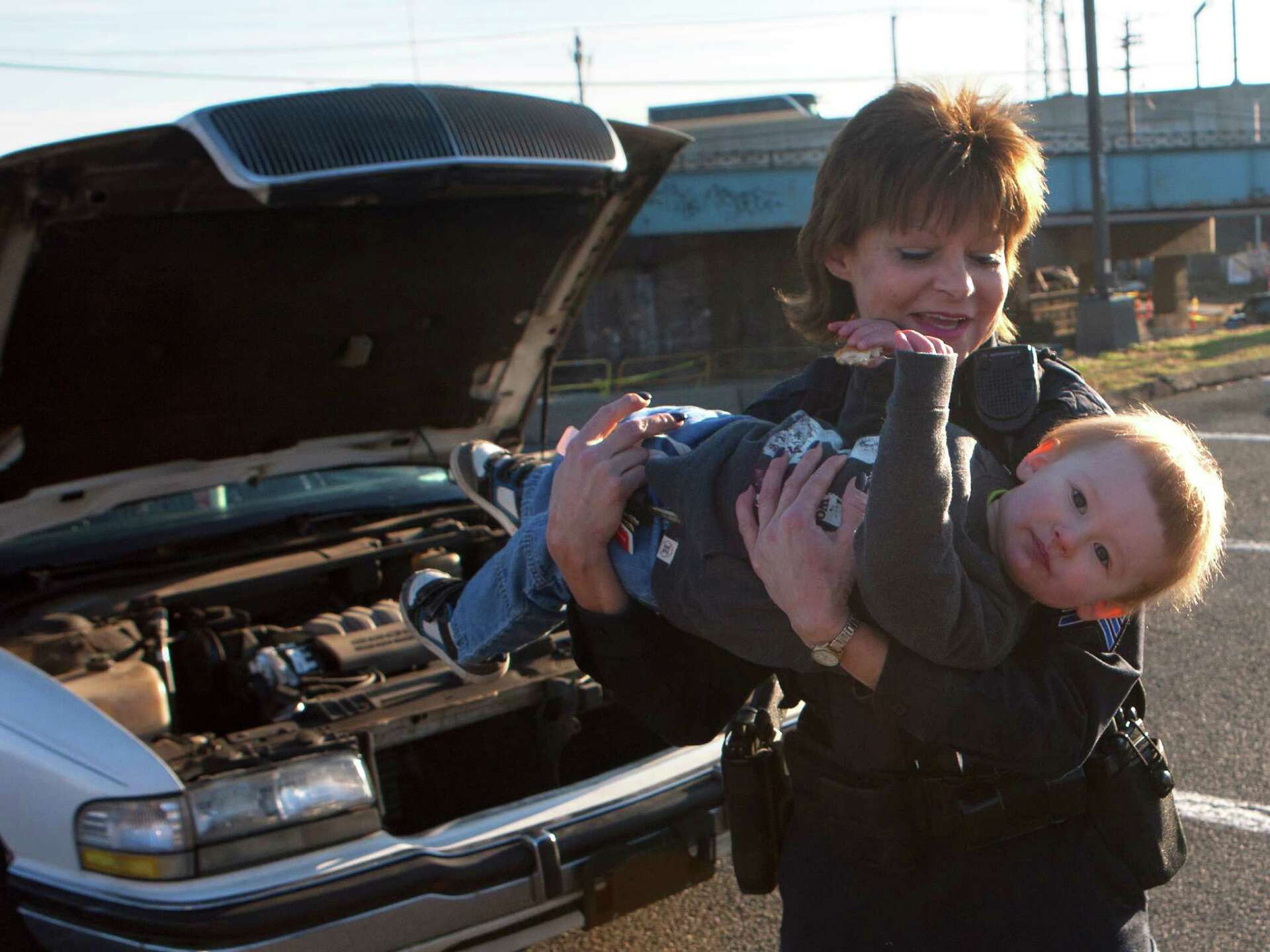 Police help mother and child home for Christmas