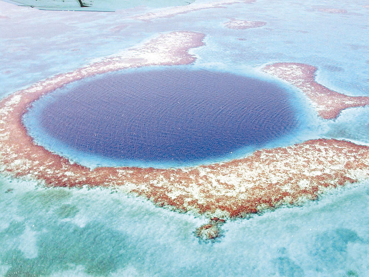 The Blue Hole in the Caribbean is a paradise for scuba divers in Belize. Credit: El Universal