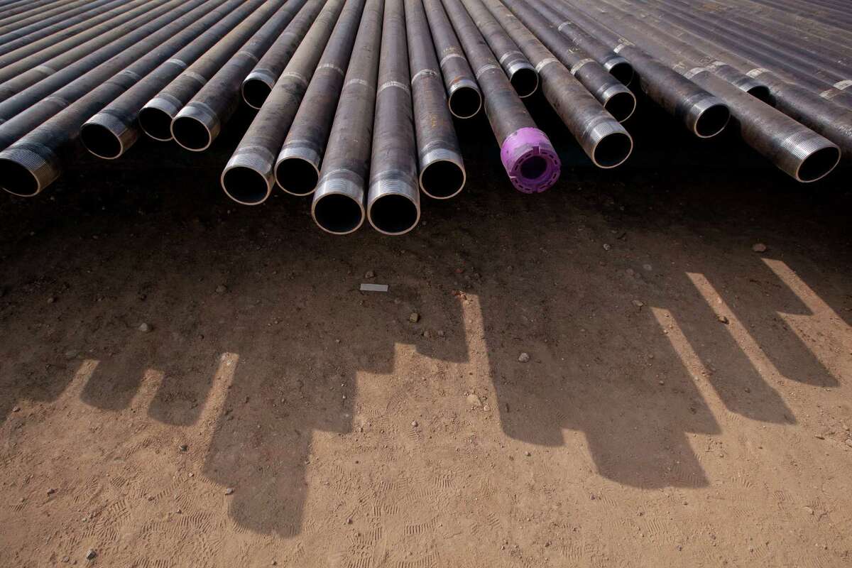 Casings are lined up to be loaded into the well in preparation for the hydraulic fracturing process at a Chesapeake Energy drill site in Dimmit County in the Eagle Ford Shale. The Texas Tribune (Galbraith: Drilling). Credit: Tamir Kalifa for The Texas Tribune.