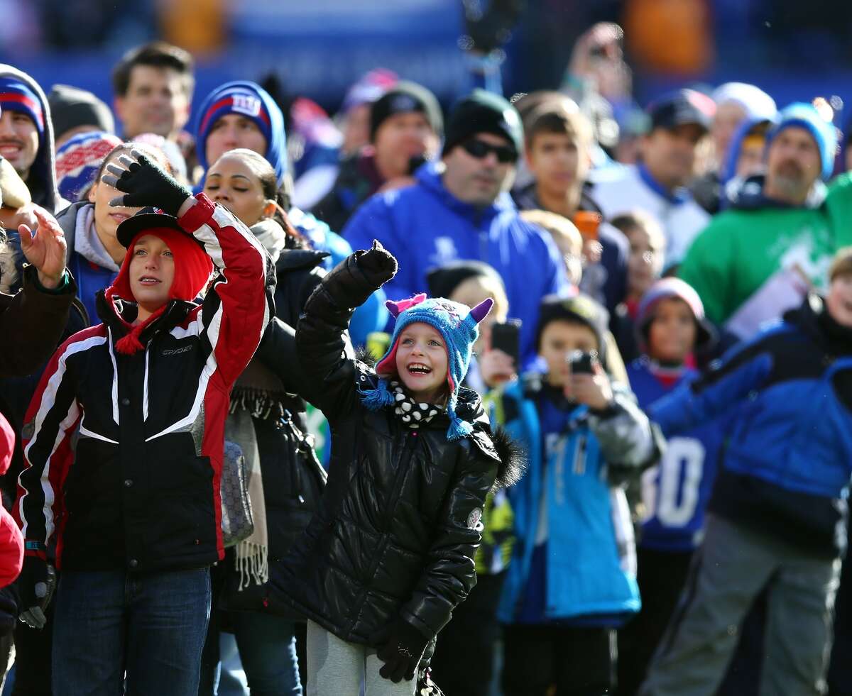 Giants honor Sandy Hook in season finale