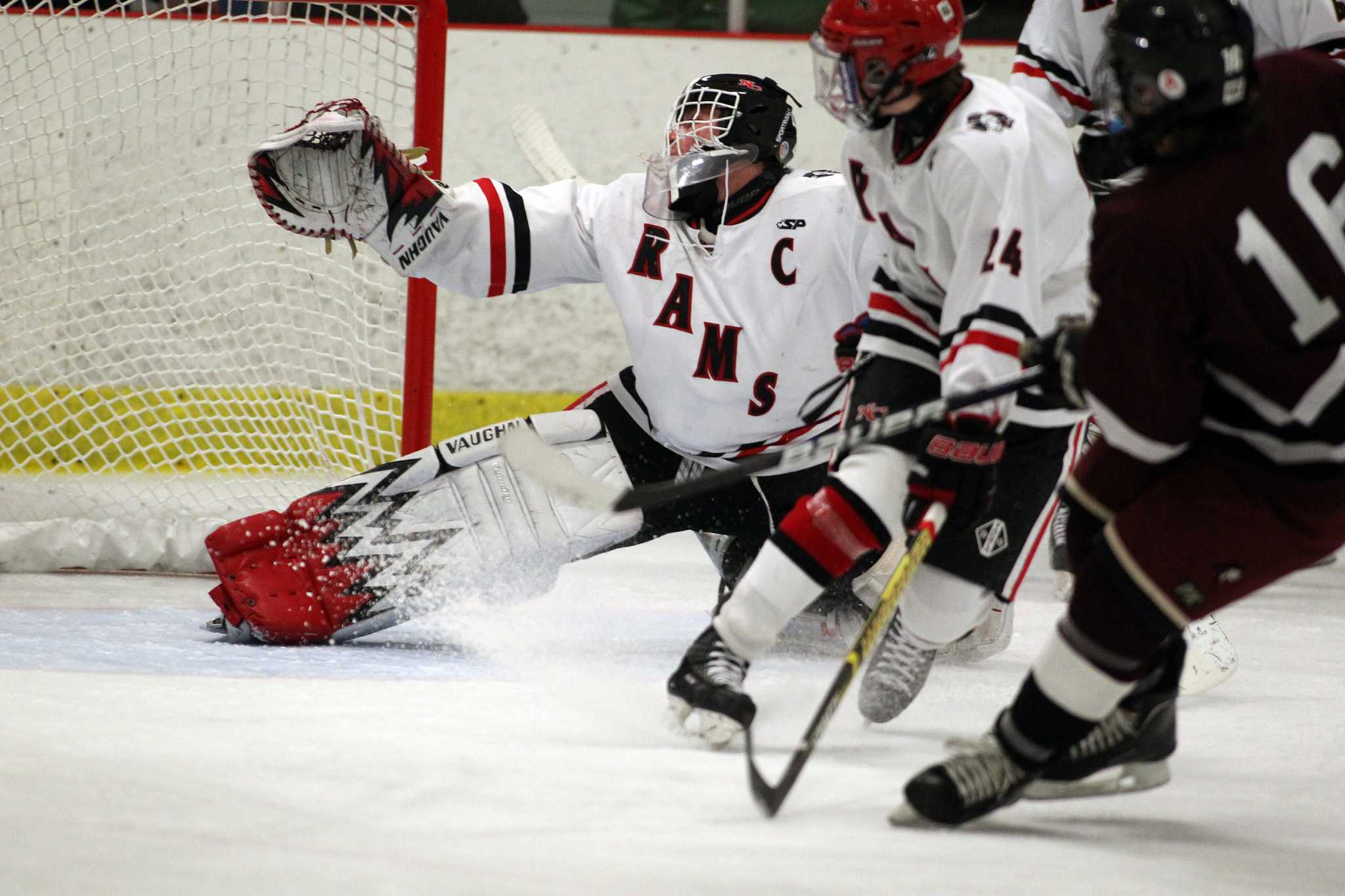 New Canaan boys hockey team settles for tie against North Haven