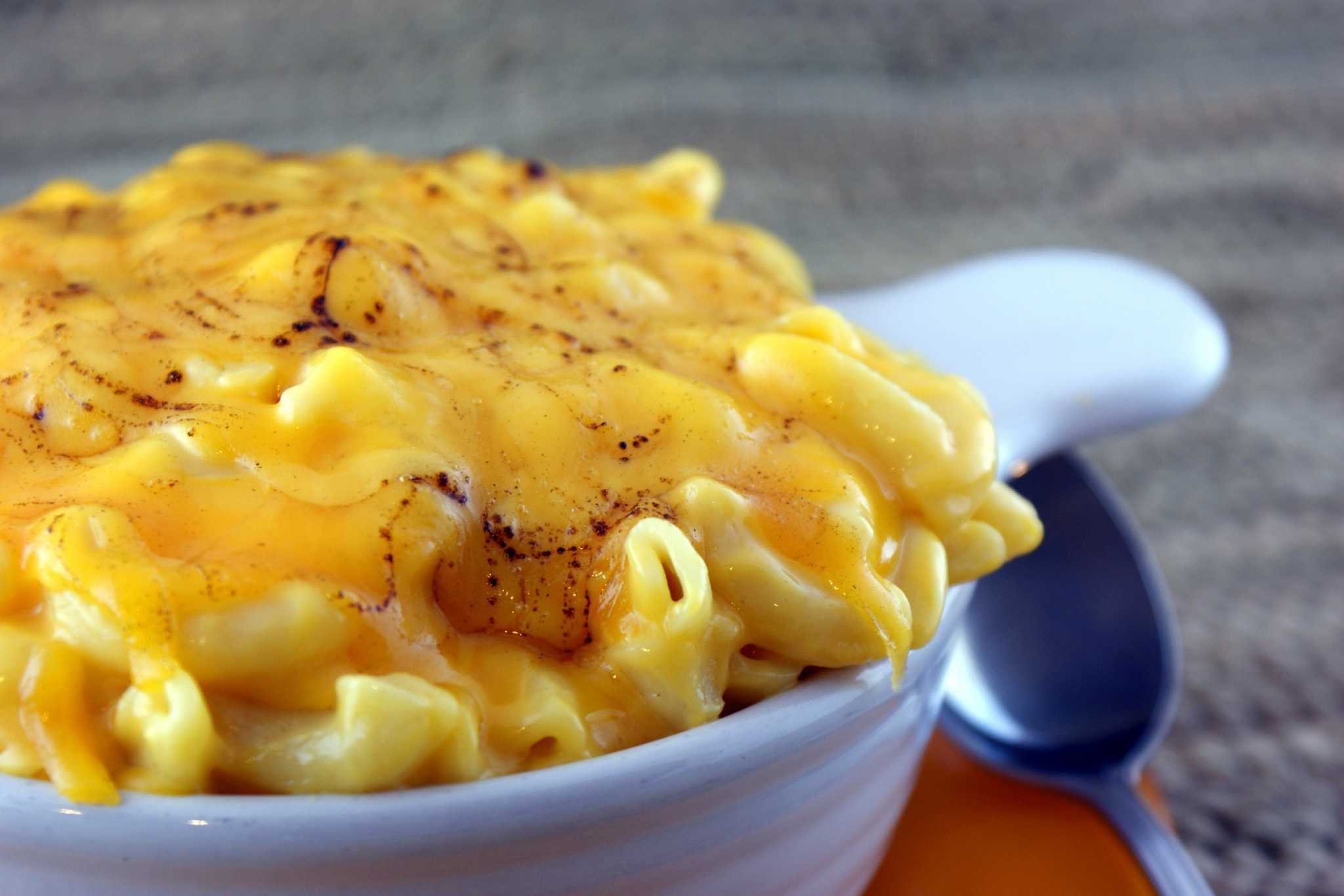 Mac and cheese. Макароны с картошкой. Макароны с сыром по американски. Mac and Cheese фото. Mac&Cheese пармезан.