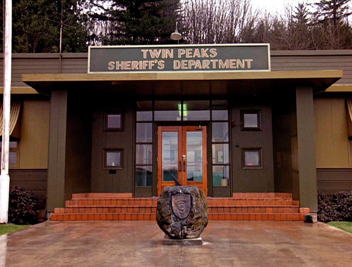 Exterior shot showing the facade of the Twin Peaks' sheriff's building, from the pilot episode of the hit television show 'Twin Peaks', 1990. (Photo by CBS Photo Archive/Getty Images)