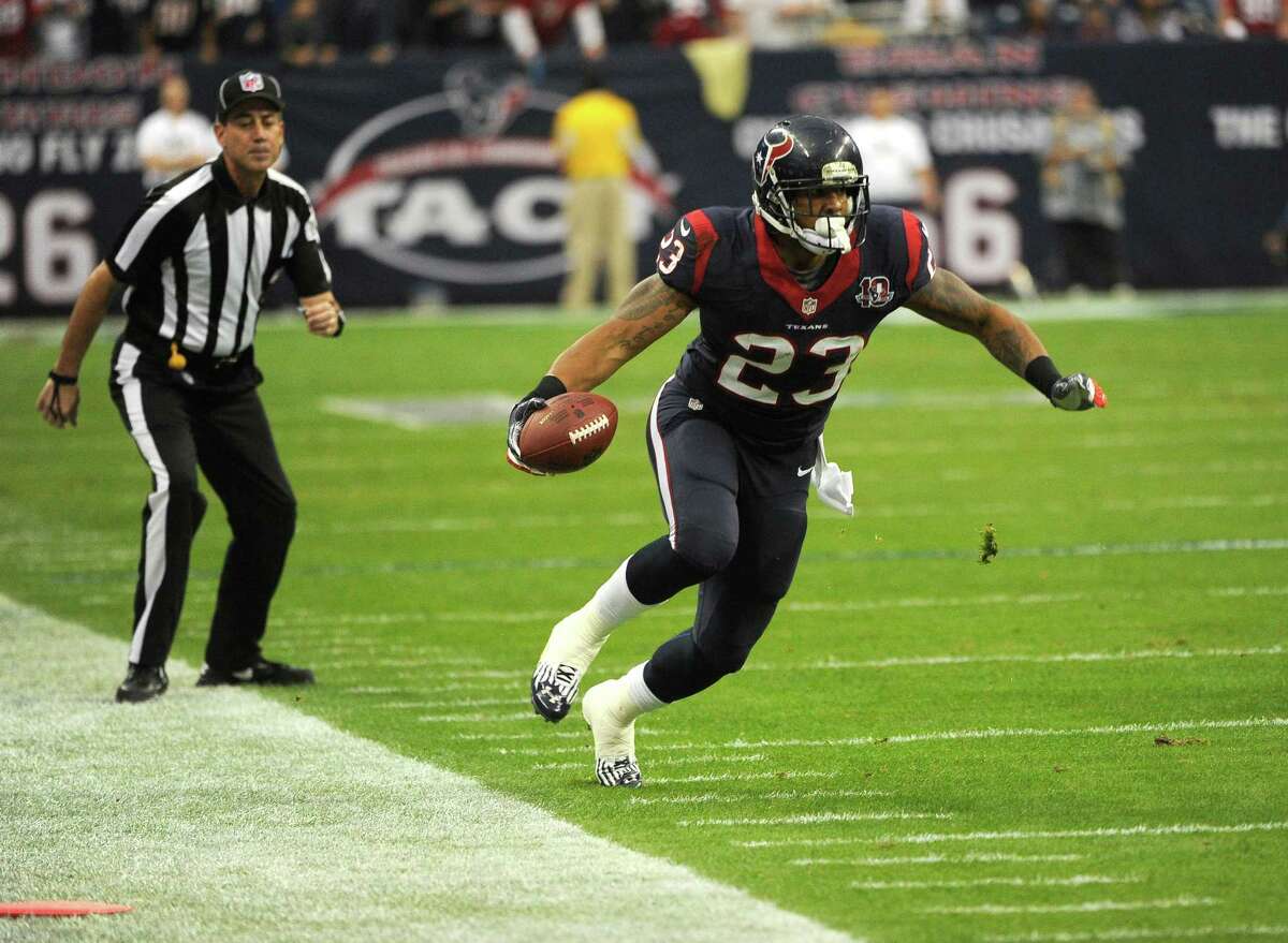 Houston Texans Arian Foster (23) runs during the first quarter of an NFL wild card playoff football game against the Cincinnati Bengals, Saturday, Jan. 5, 2013, in Houston. (AP Photo/Dave Einsel)