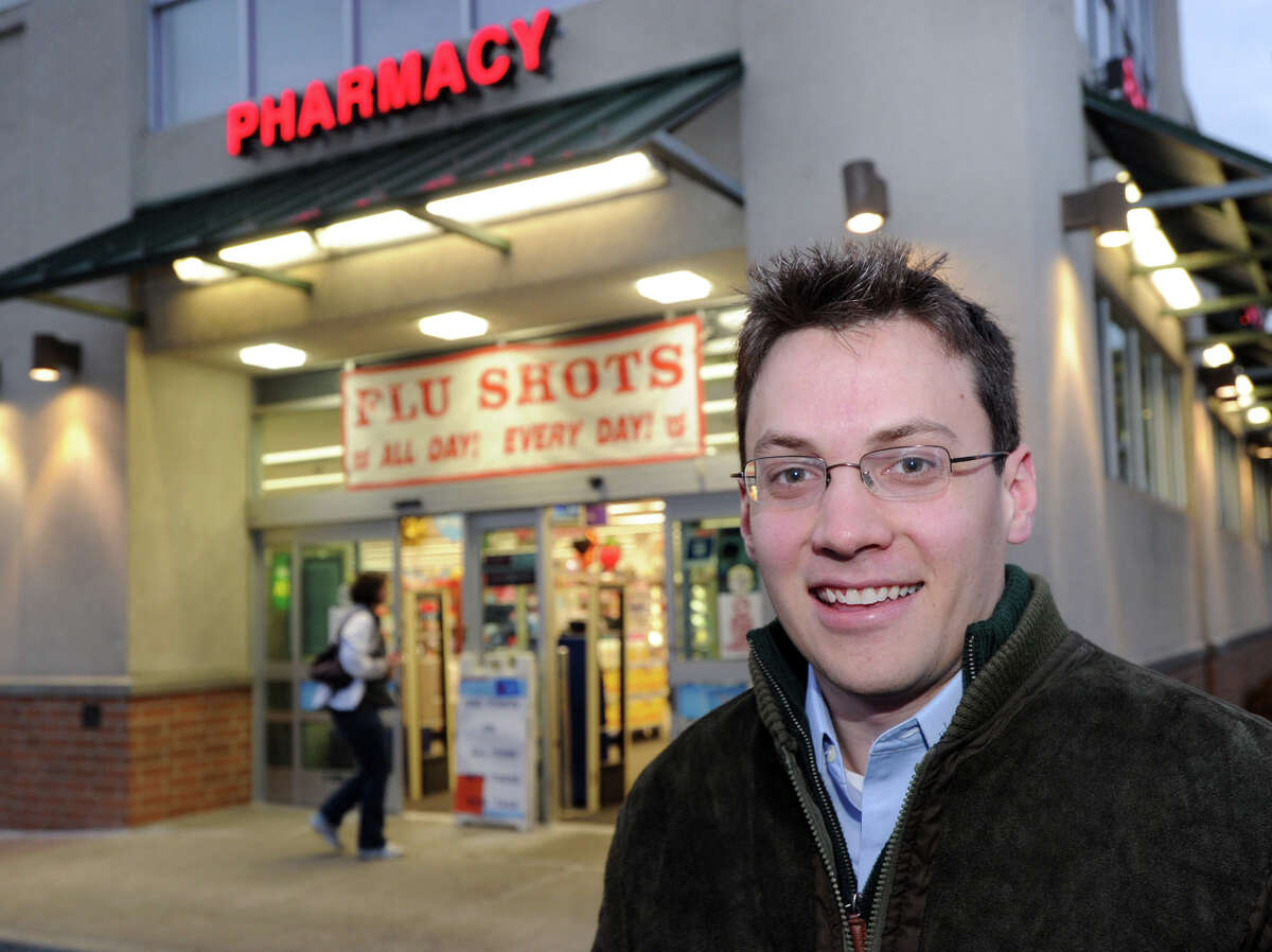 2013年1月9日，星期三，老格林威治，居民罗伯特·威尔逊站在沃尔格林药房前。威尔逊说，在发现镇上另外两家药店的疫苗已经售罄后，他在沃尔格林接种了流感疫苗。