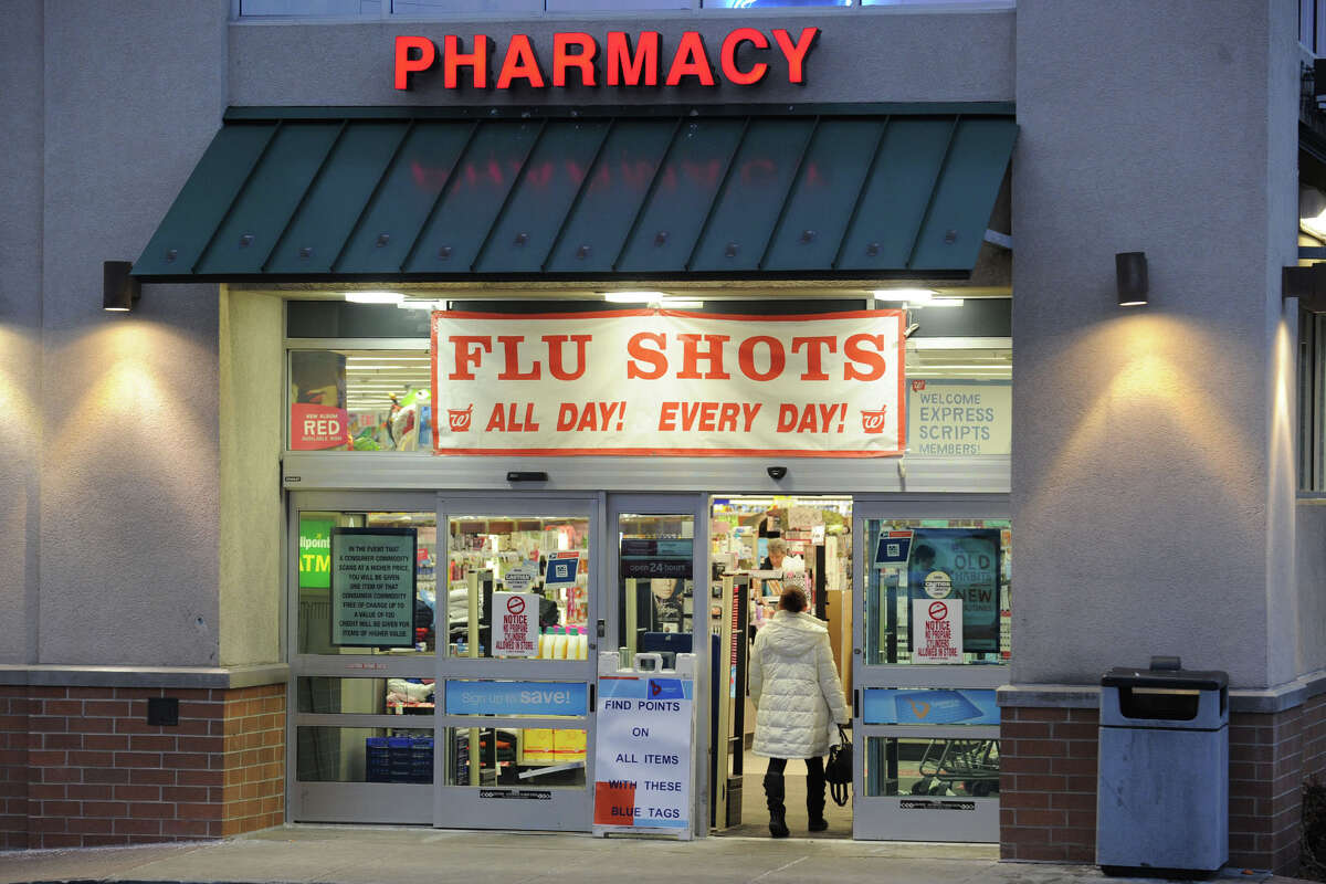 “整天打流感疫苗!”2013年1月9日，星期三，老格林威治沃尔格林药房前的标语上写着“每天!”