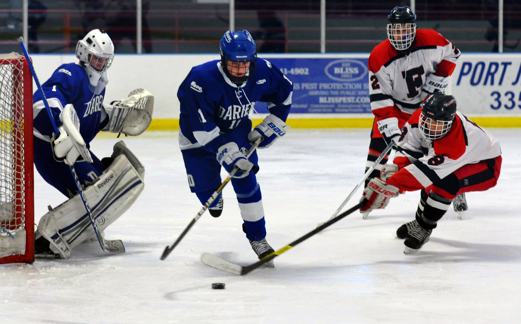 Darien boys hockey holds off Fairfield