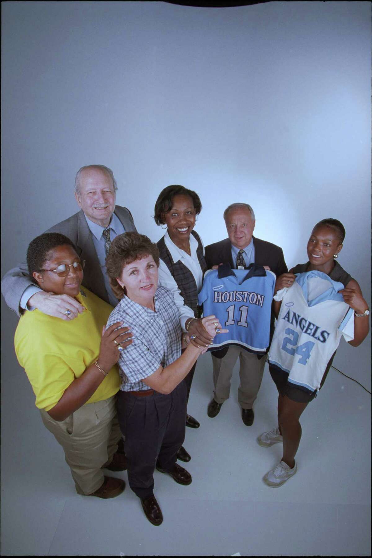 (8/3/00) Houston Angels of the Womesn's Professional Basketball League WBL won the inaugural championship in 1979. L-R: Sylvia Anderson; Hugh Sweeney (owner); Karen (Aulenbacher) Heinz; Belinda (Candler) Copeland; Coach Don Knodel; and Cynthia (Washington) Richburg....(Karen Warren/Houston Chronicle) HOUCHRON CAPTION (08/06/2000): Angel faces: From left are Sylvia Anderson, owner Hugh Sweeney, Karen Heintz, Belinda Copeland, coach Don Knodel and Cynthia Richburg.