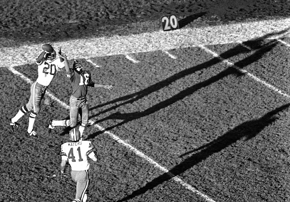 San Francisco 49ers? Jerry Rice, left, passes Chicago Bears? Vestee Jackson  (24) as he catches a 27-yard touchdown pass during second quarter action in  the NFC Championship game in Chicago on Sunday