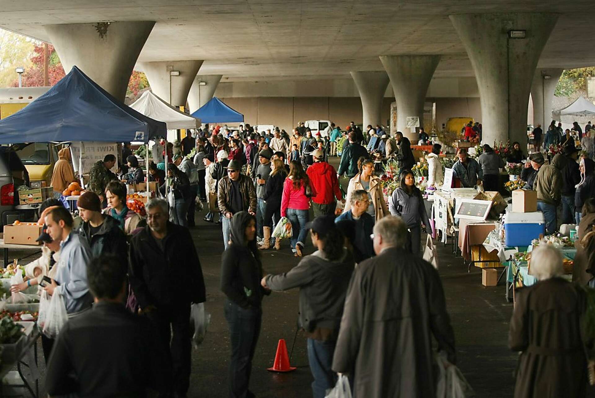 Popular Sacramento market under freeway