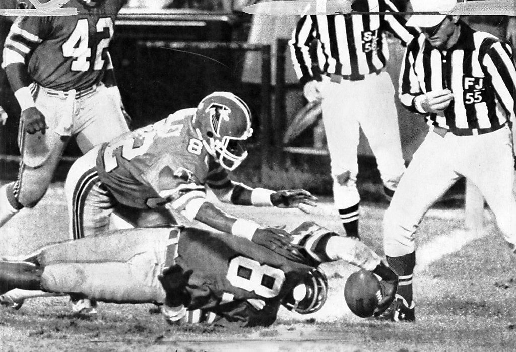 Atlanta Falcons quarterback Steve Bartkowski rests his head in a towel on  the sidelines during NFL game agianst San Francisco played at Atlanta  Stadium, Dec. 15, 1975. Bartkowski, who will marry airline