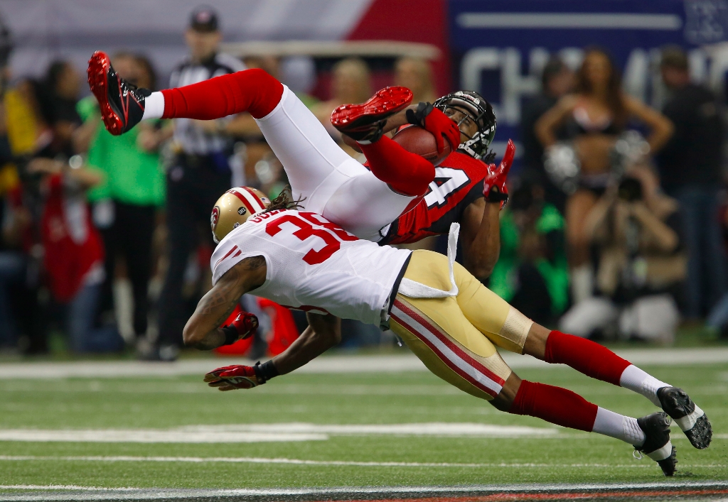 Atlanta Falcons wide receiver Julio Jones (11) celebrates his touchdown  with teammates Roddy White (84) and Jason Snelling during the first half of  the NFC Championship game agains the San Francisco 49ers