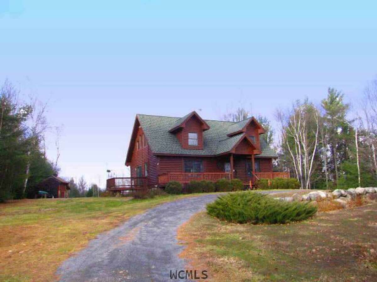 House of the Week Log cabin in Warrensburg