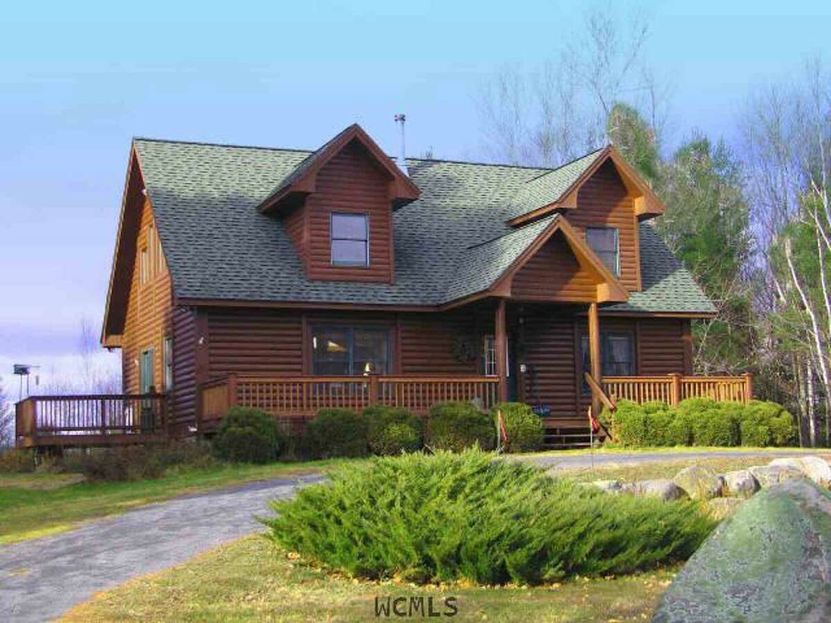 House of the Week Log cabin in Warrensburg